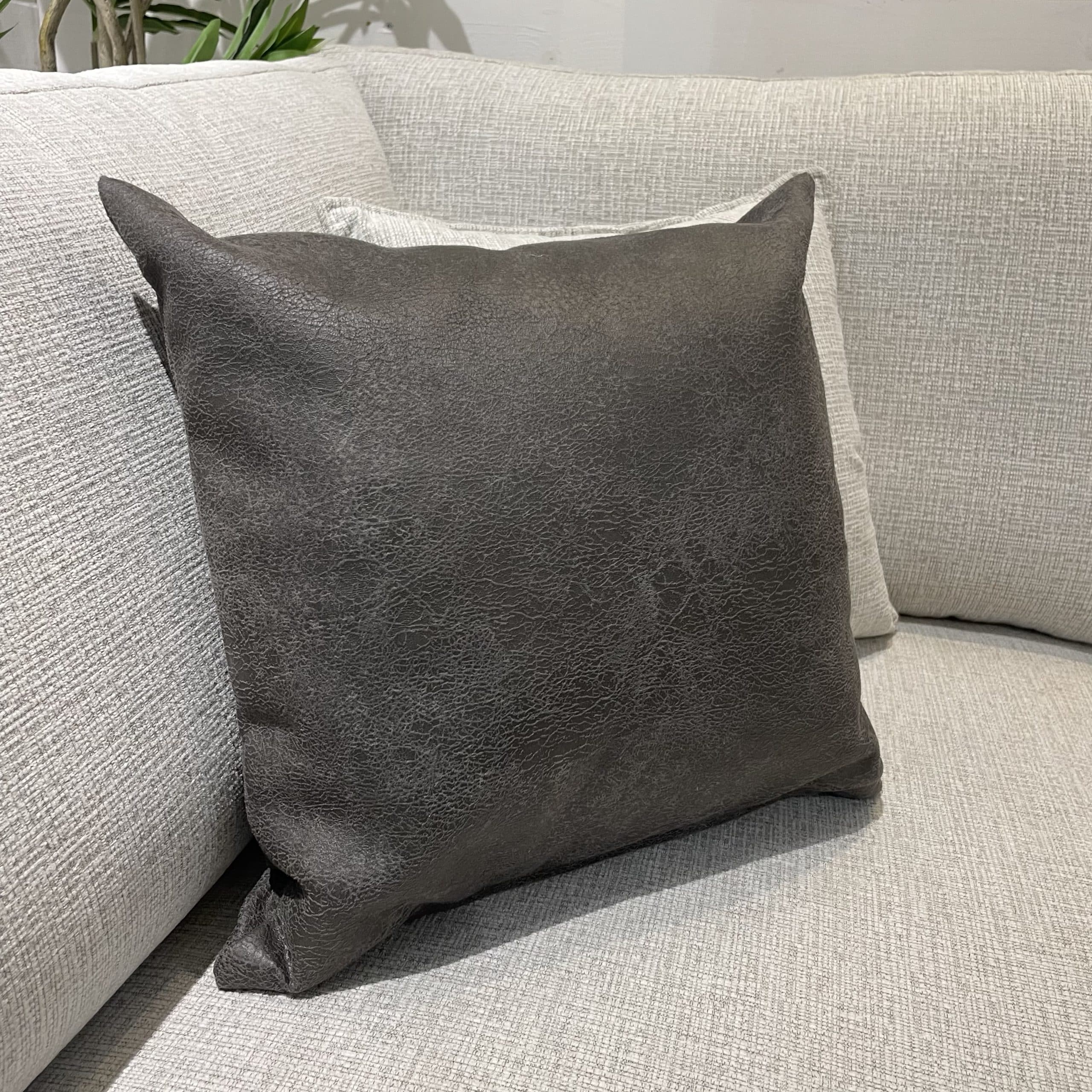 כרית נוי מרובעת דמוי עור אפור 45/45 - אחרונה!