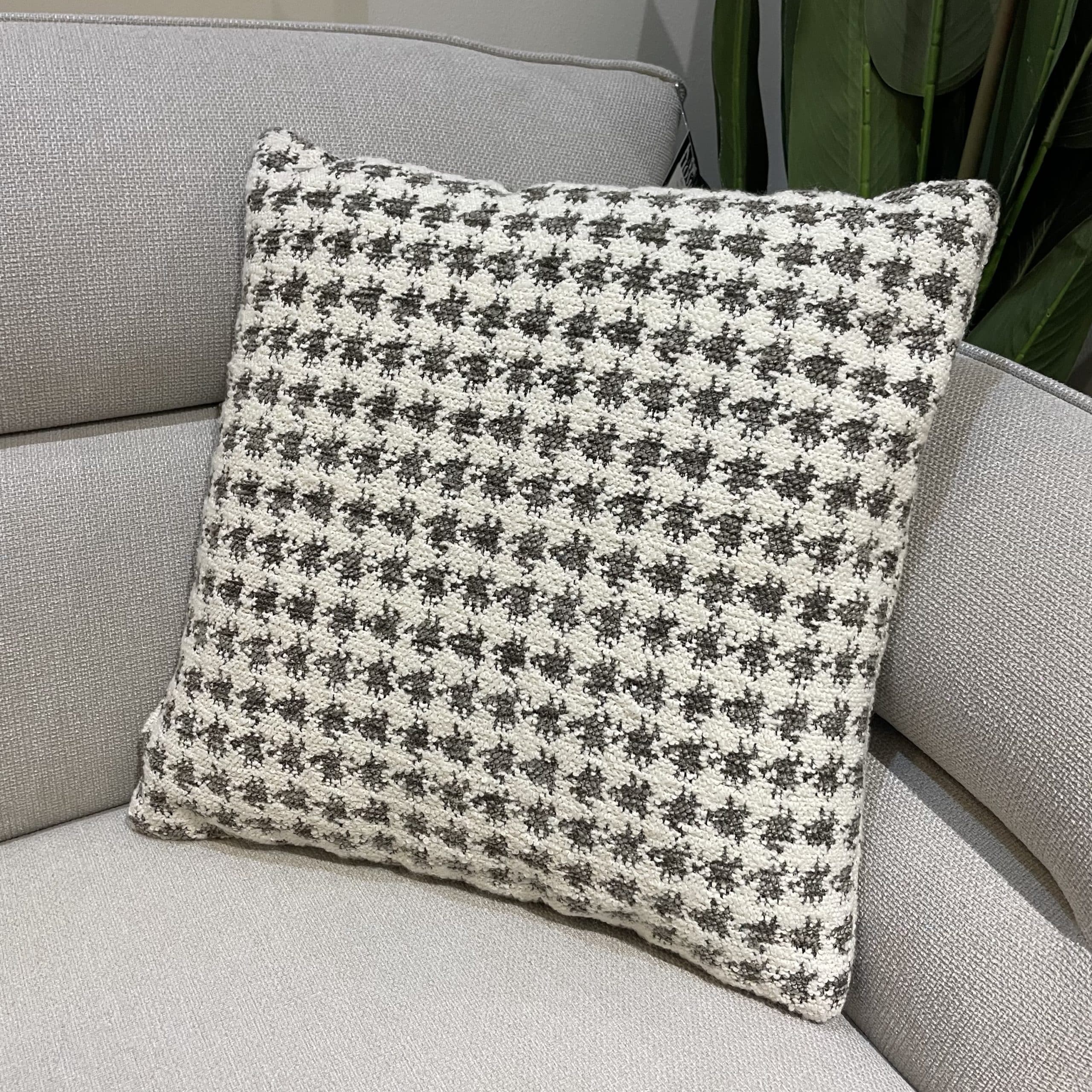 כרית נוי דגם פיפיטה לבן אפור 40/40 - 2 אחרונות! כרית נוי דגם פיפיטה לבן אפור 40/40 - 2 אחרונות!