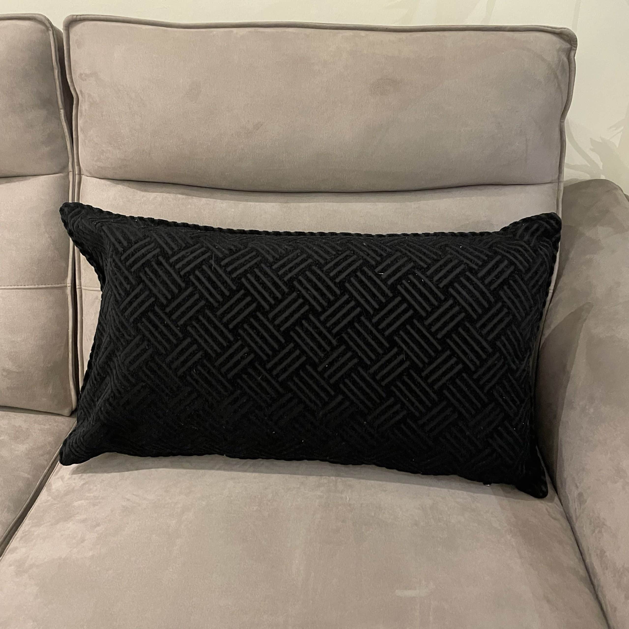 כרית נוי מלבנית שחורה דגם טקסטורה 65/40 - אחרונה!