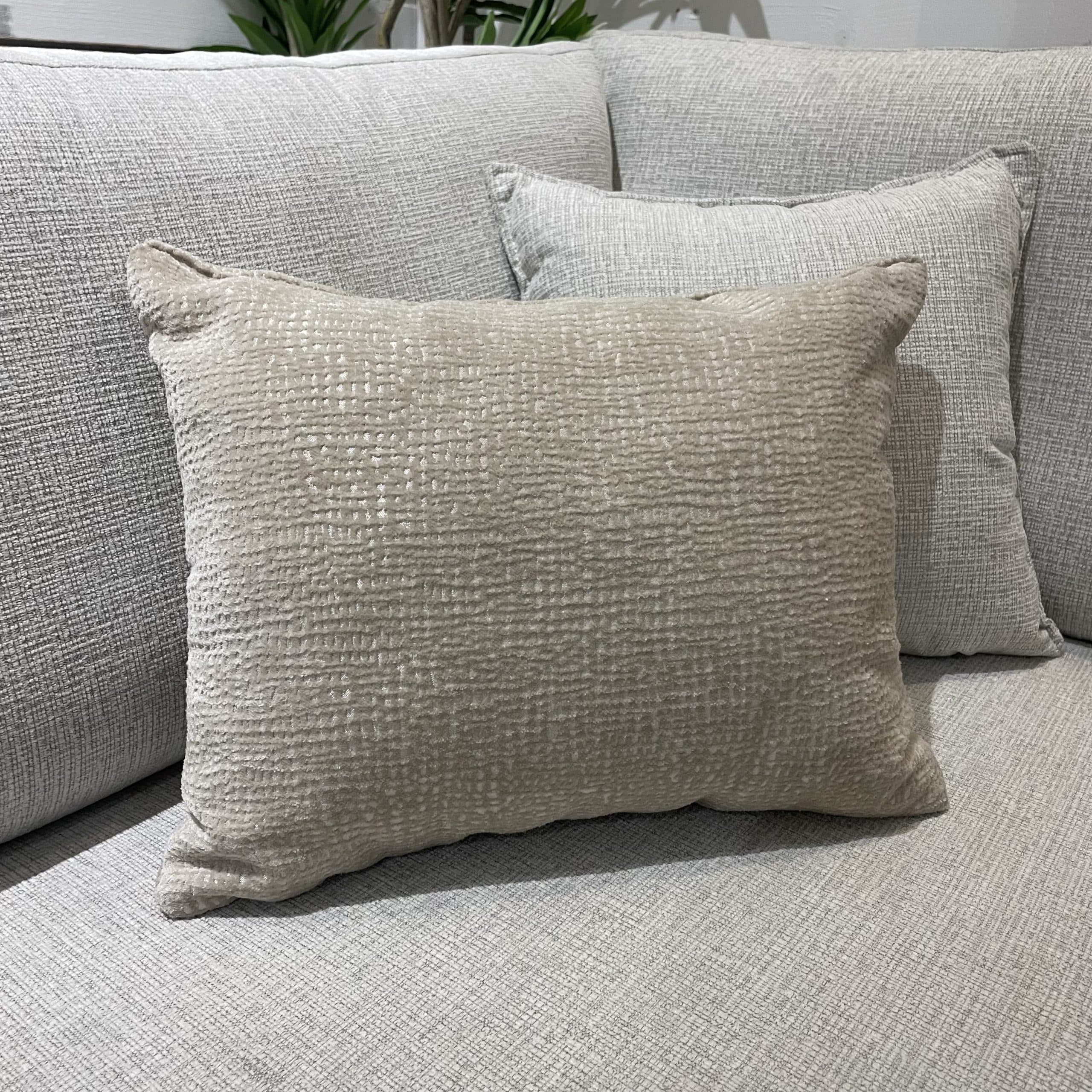 כרית נוי מלבנית בז׳ 50/35 - אחרונה!