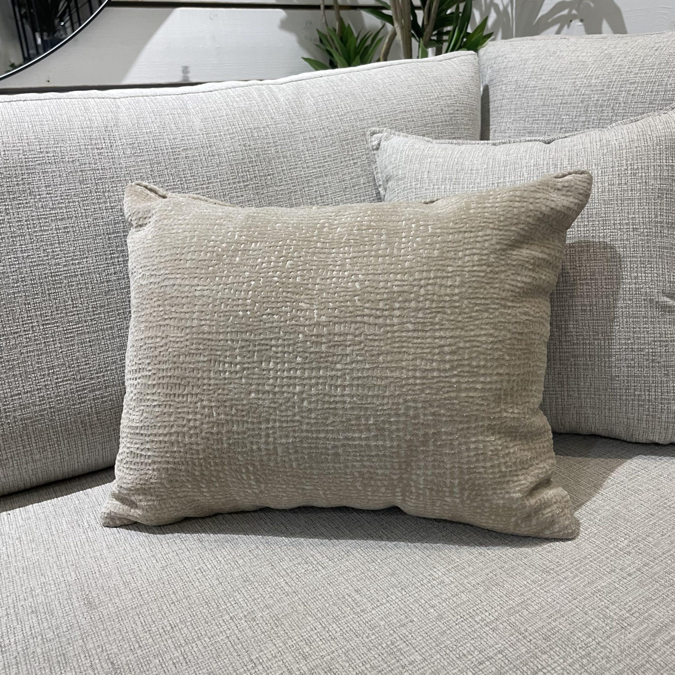 כרית נוי מלבנית בז׳ 50/35 - אחרונה!