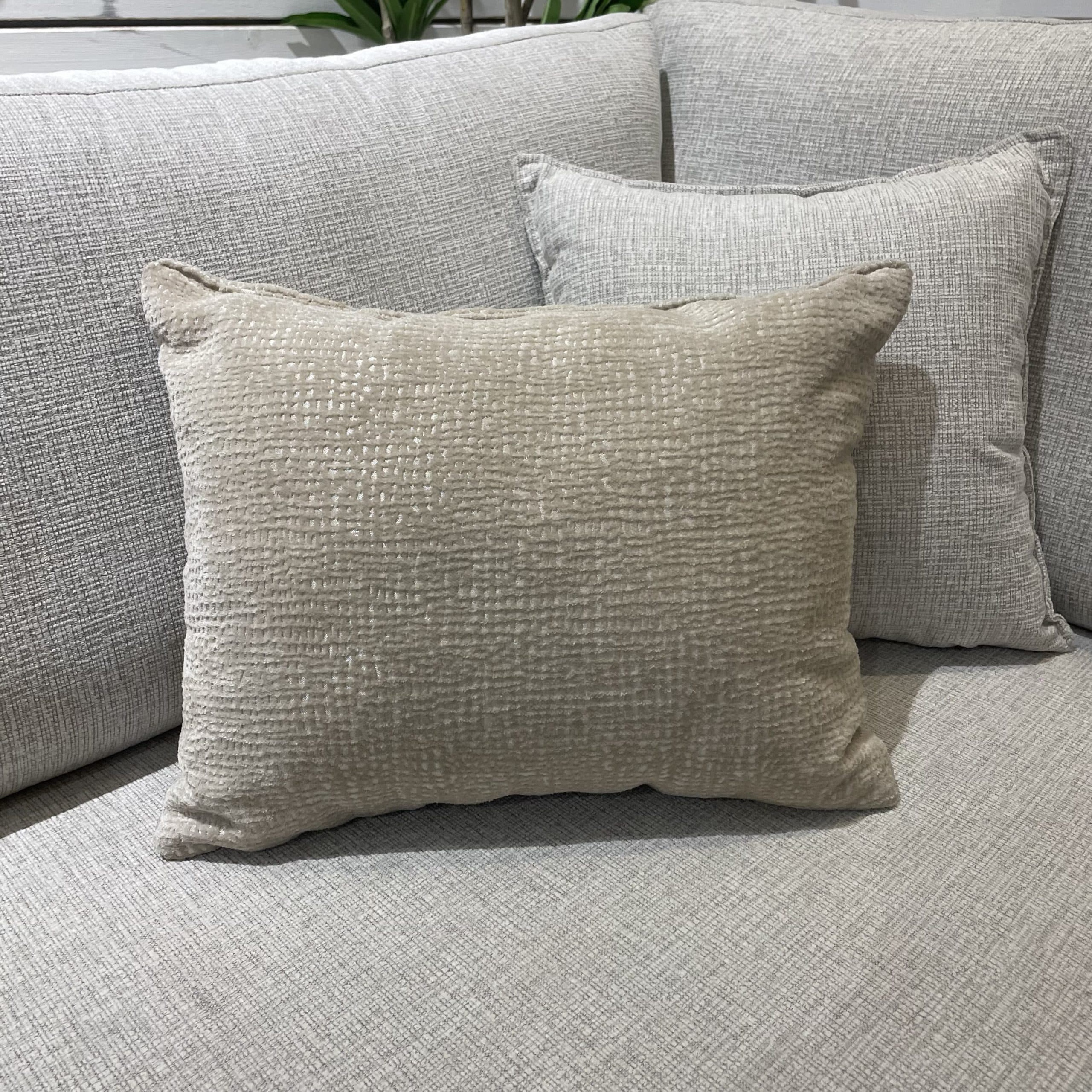 כרית נוי מלבנית בז׳ 50/35 - אחרונה!