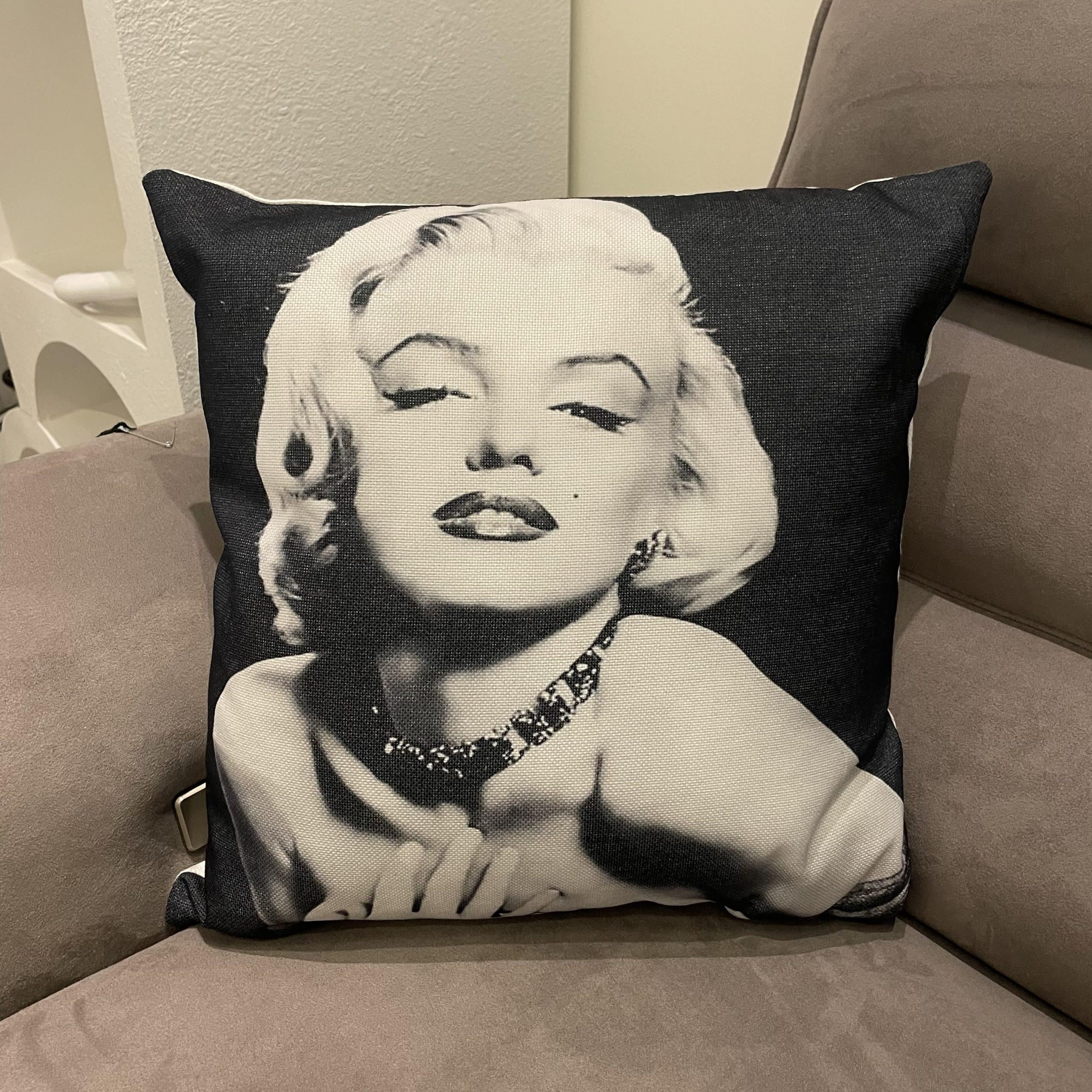 כרית מרובעת מרלין מונרו 40/40 - אחרונה!