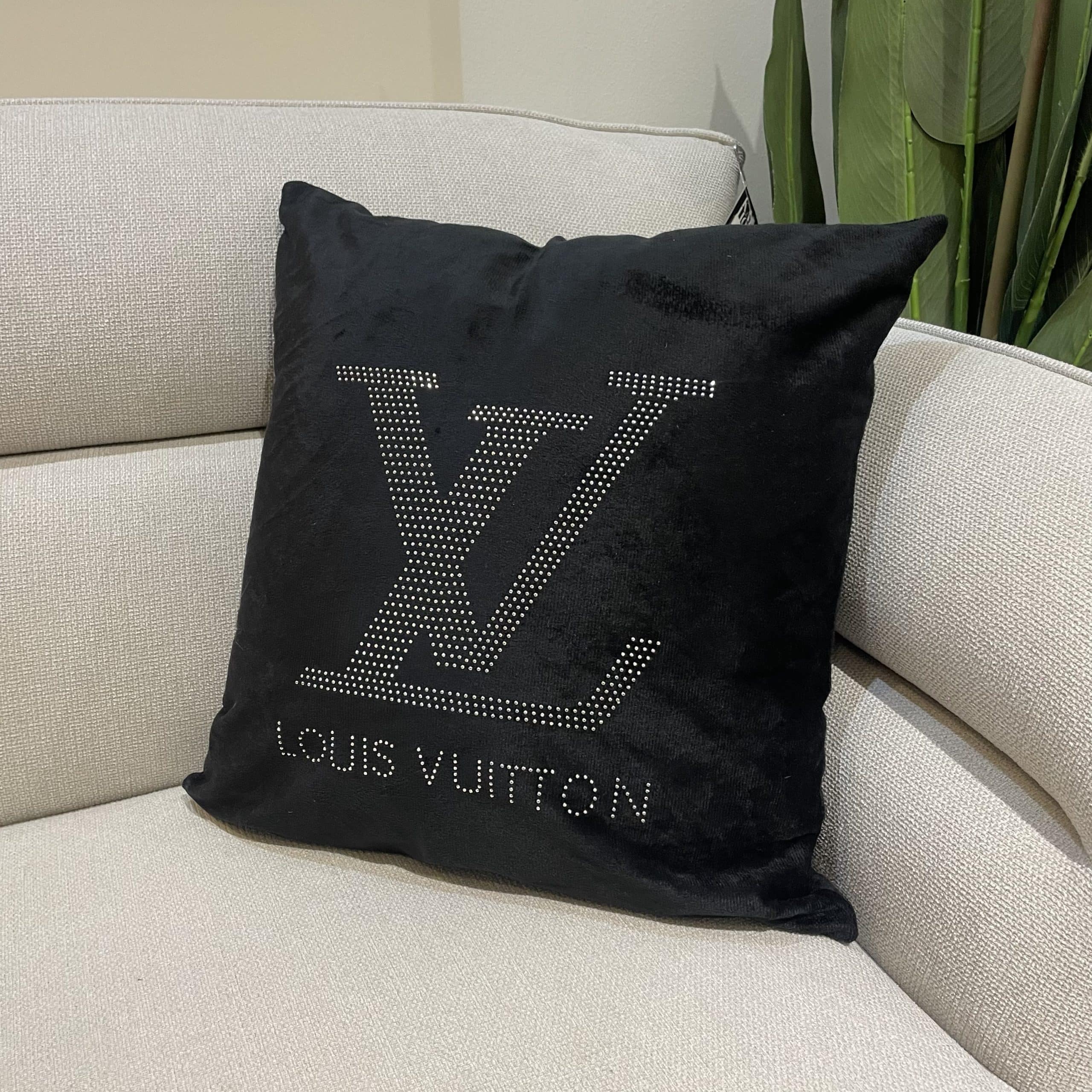 כרית נוי שחורה משובצת דגם לואי 40/40 - סייל!