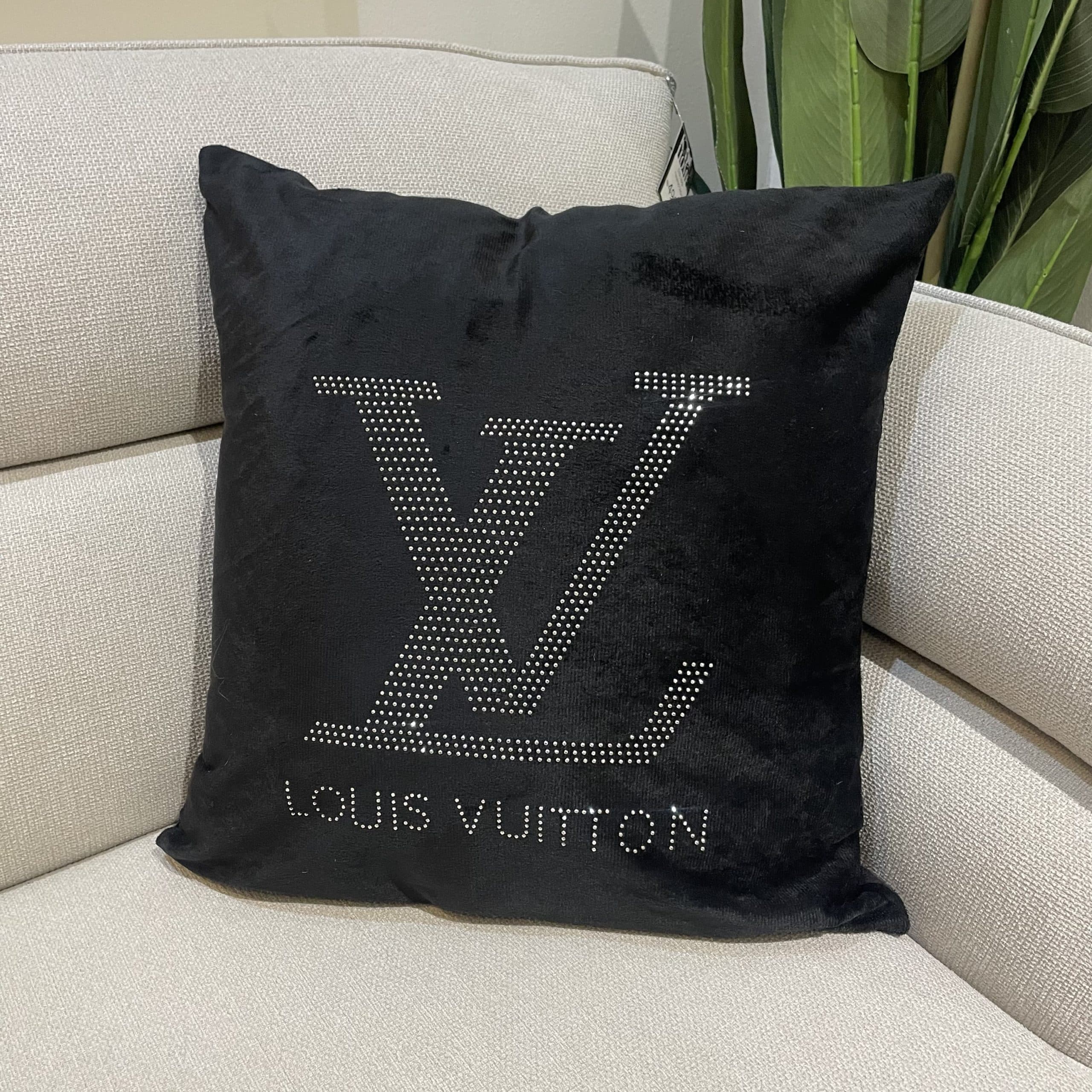 כרית נוי שחורה משובצת דגם לואי 40/40 - סייל!