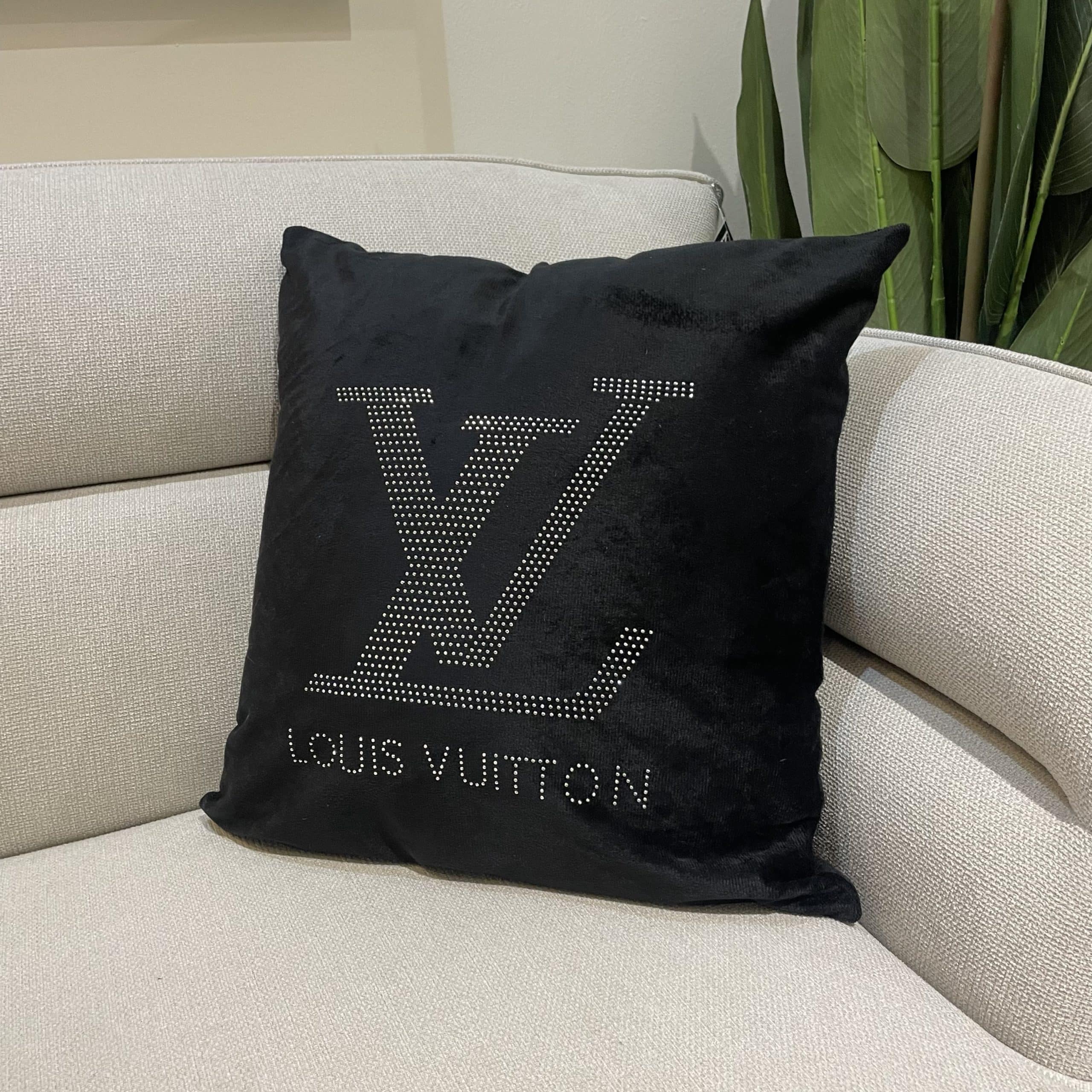 כרית נוי שחורה משובצת דגם לואי 40/40 - סייל!