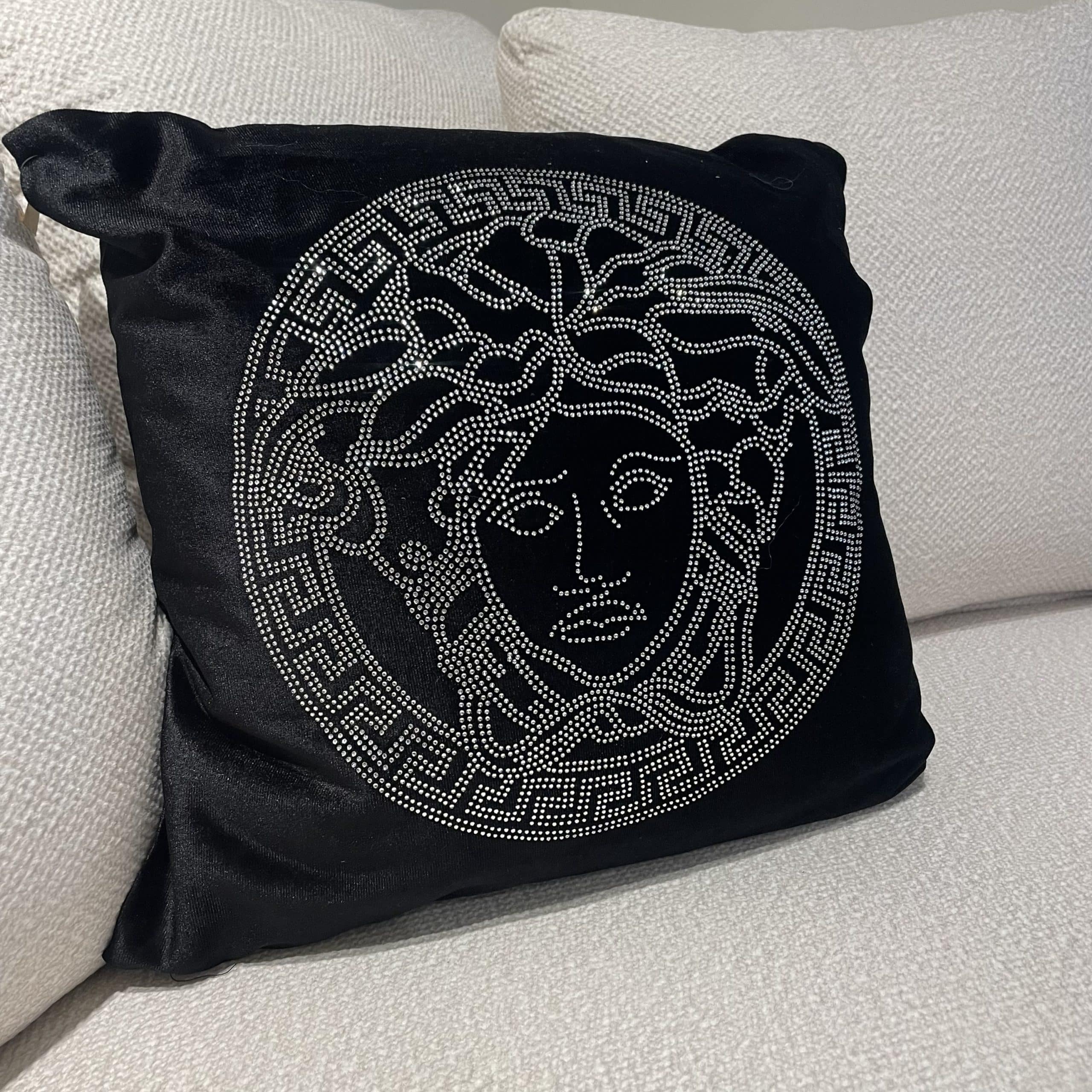 כרית נוי שחורה משובצת דגם ורסיי 40/40 - אחרונה!