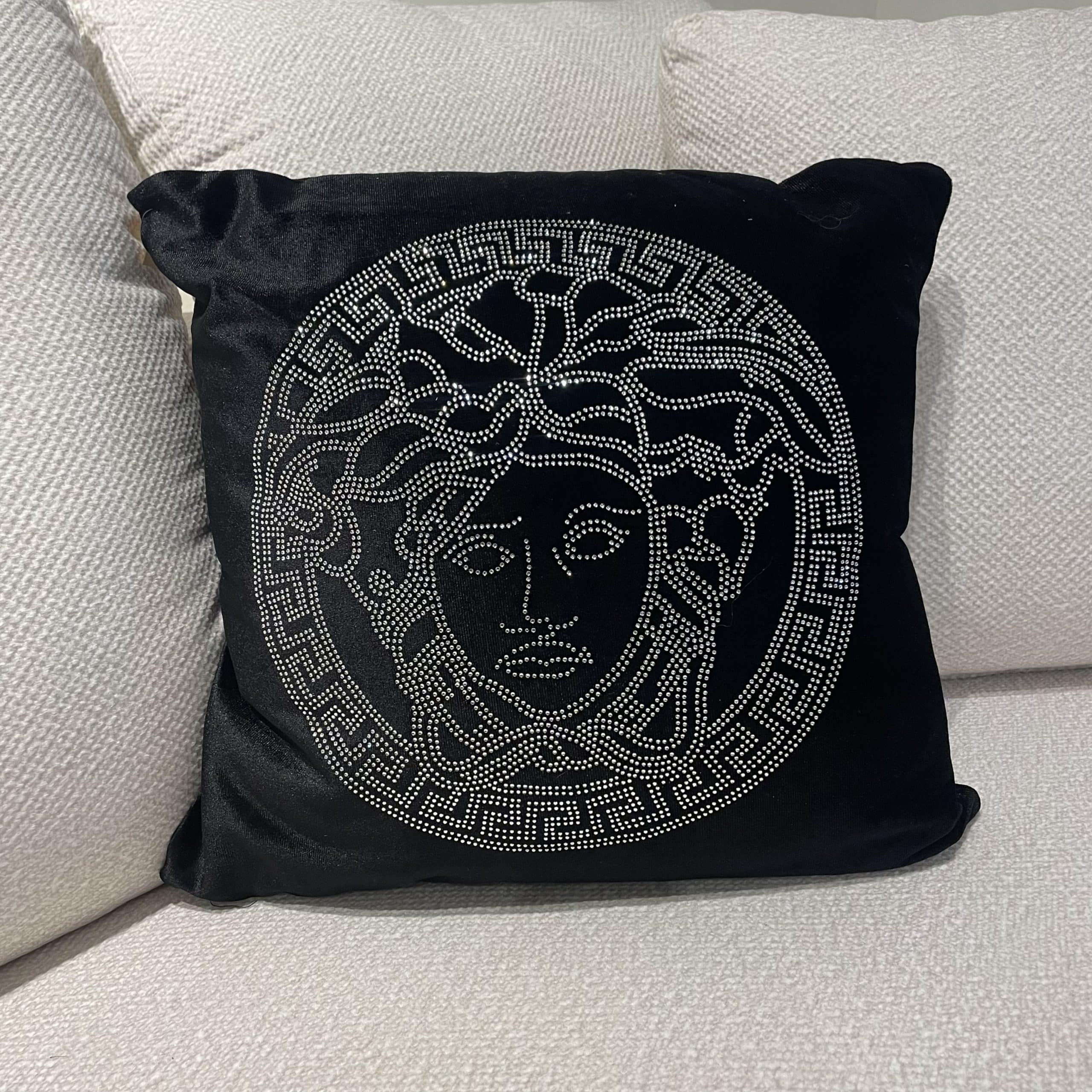 כרית נוי שחורה משובצת דגם ורסיי 40/40 - אחרונה!