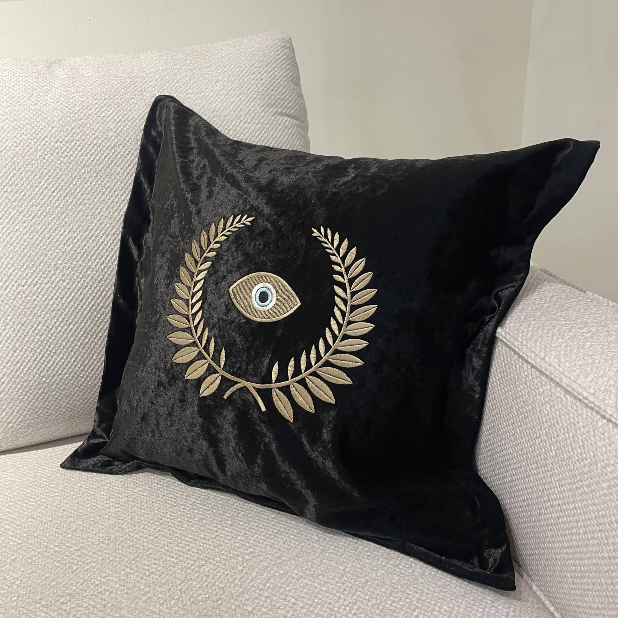 כרית נוי מרובעת שחורה דגם עין 50/50 - אחרונה!