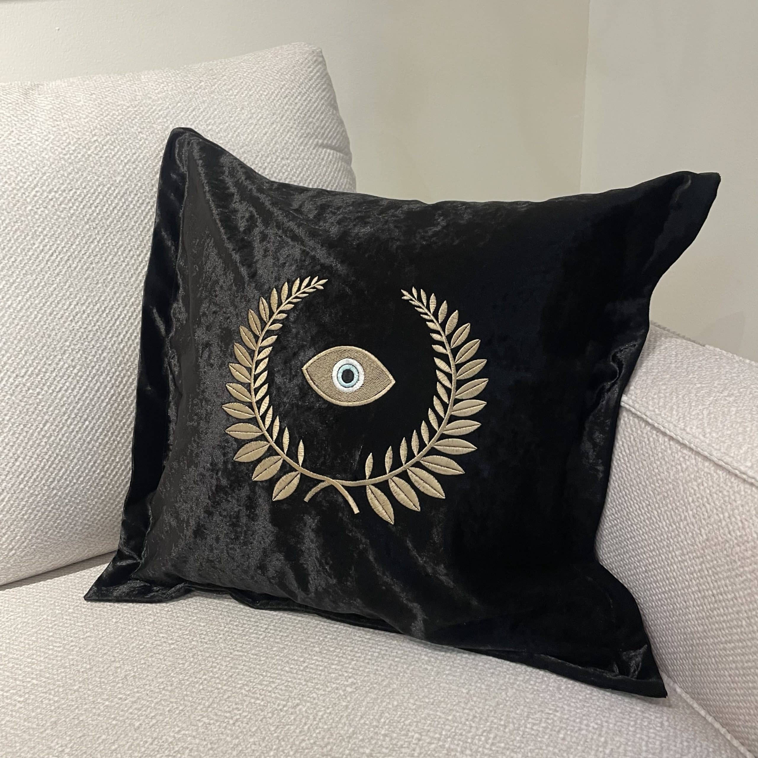 כרית נוי מרובעת שחורה דגם עין 50/50 - אחרונה!