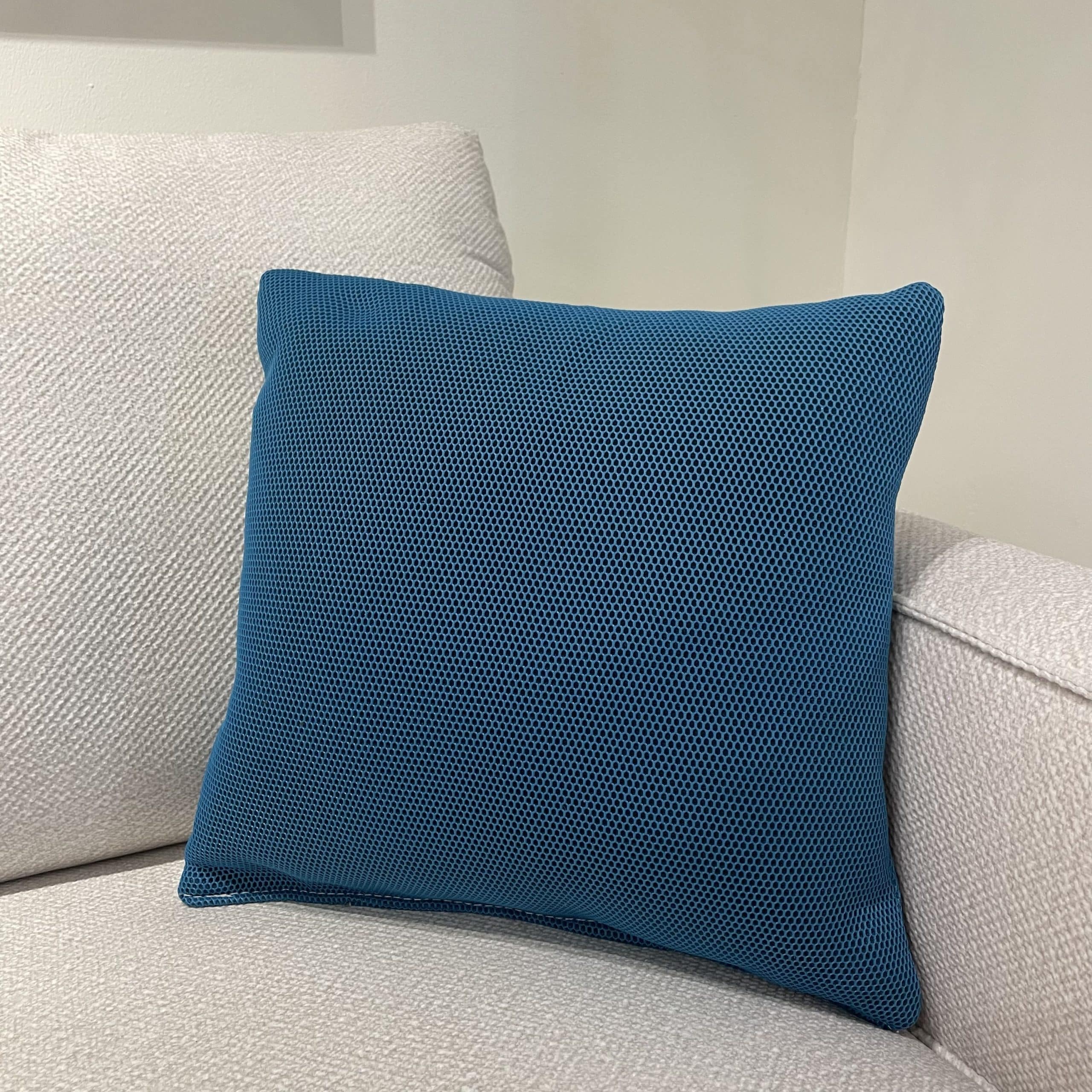 כרית נוי מרובעת רשת תכלת 40/40 - אחרונה!