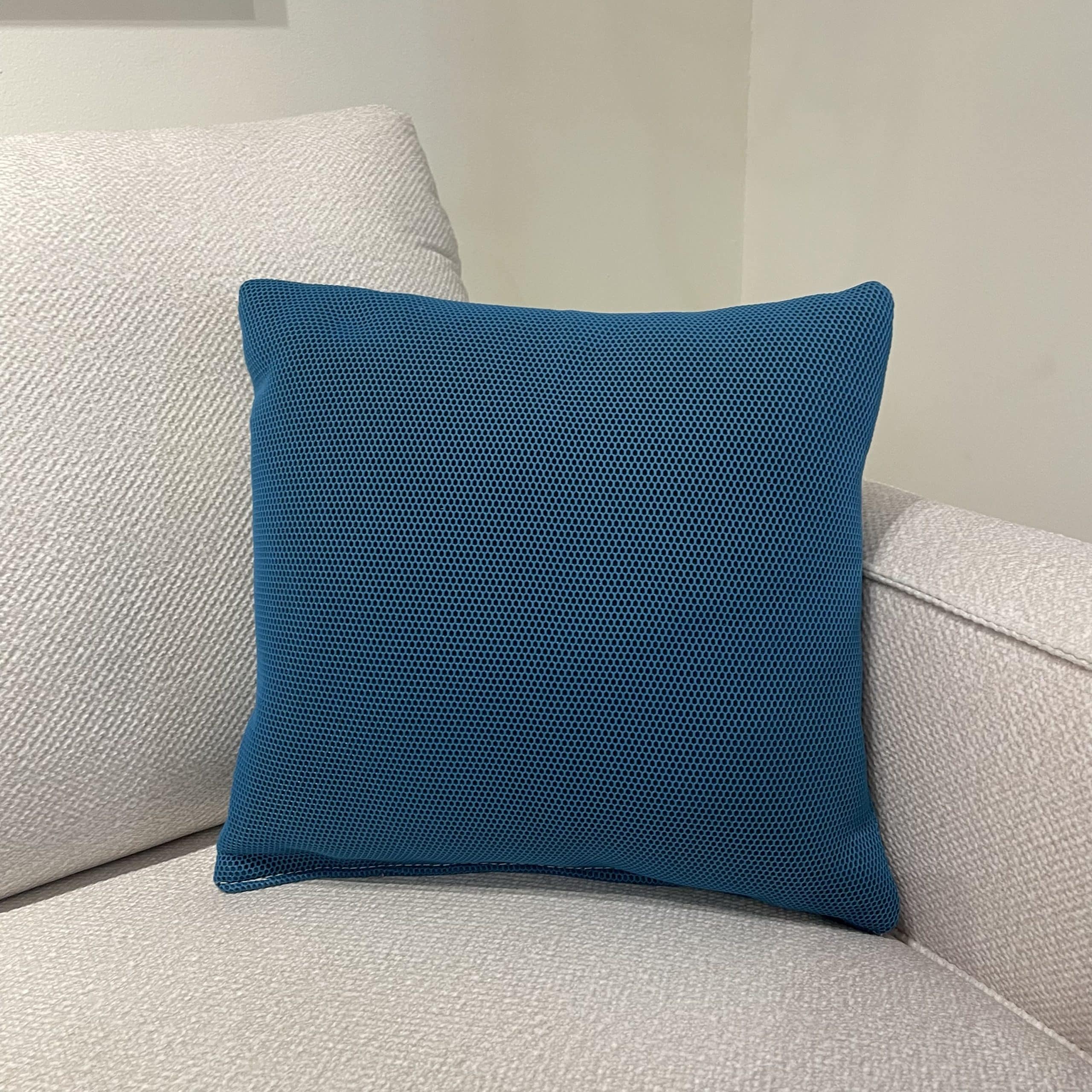 כרית נוי מרובעת רשת תכלת 40/40 - אחרונה!