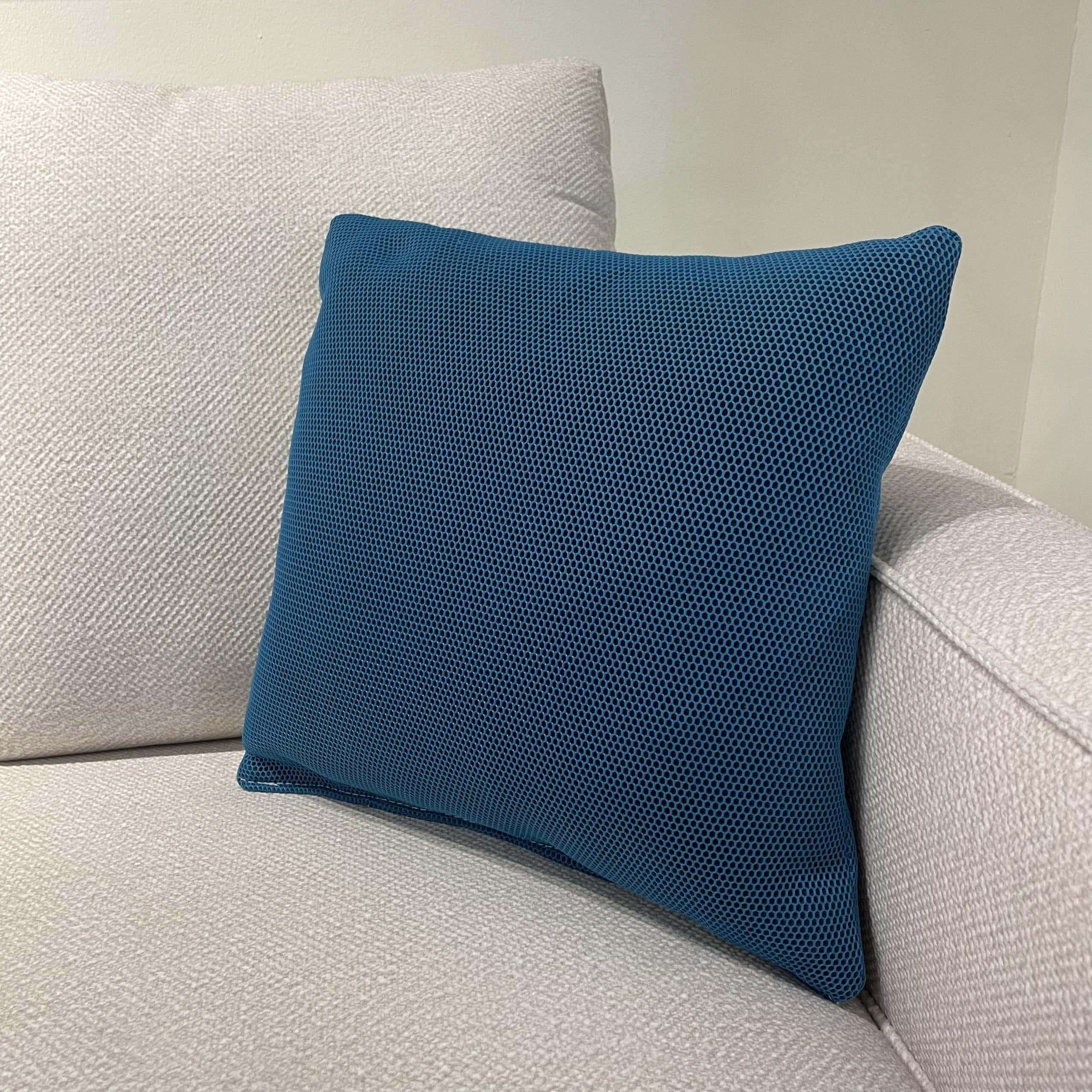 כרית נוי מרובעת רשת תכלת 40/40 - אחרונה!