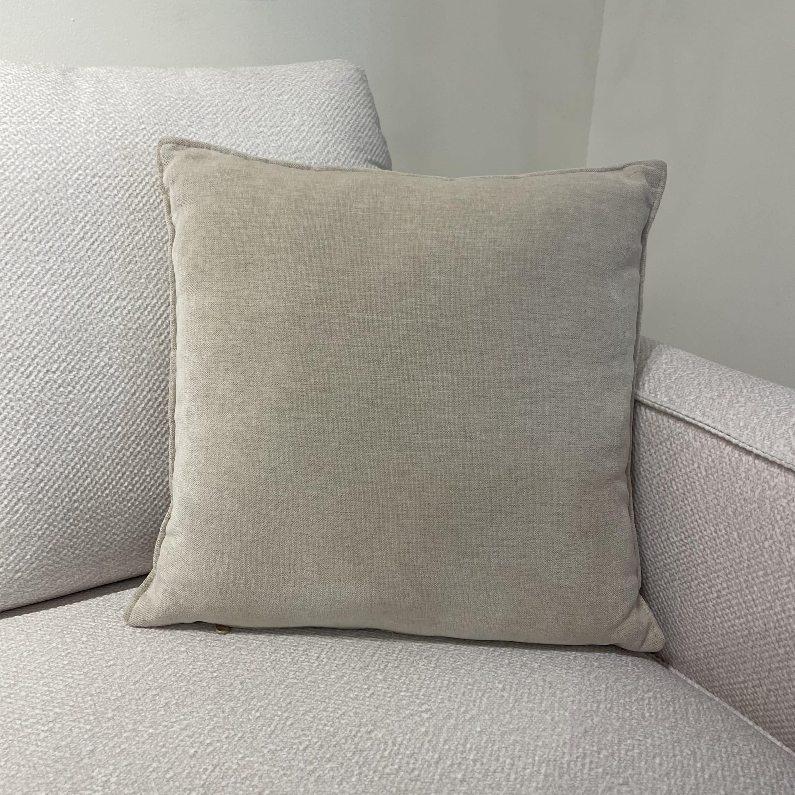 כרית נוי מרובעת בז׳ אריג 45/45 -חיסול!