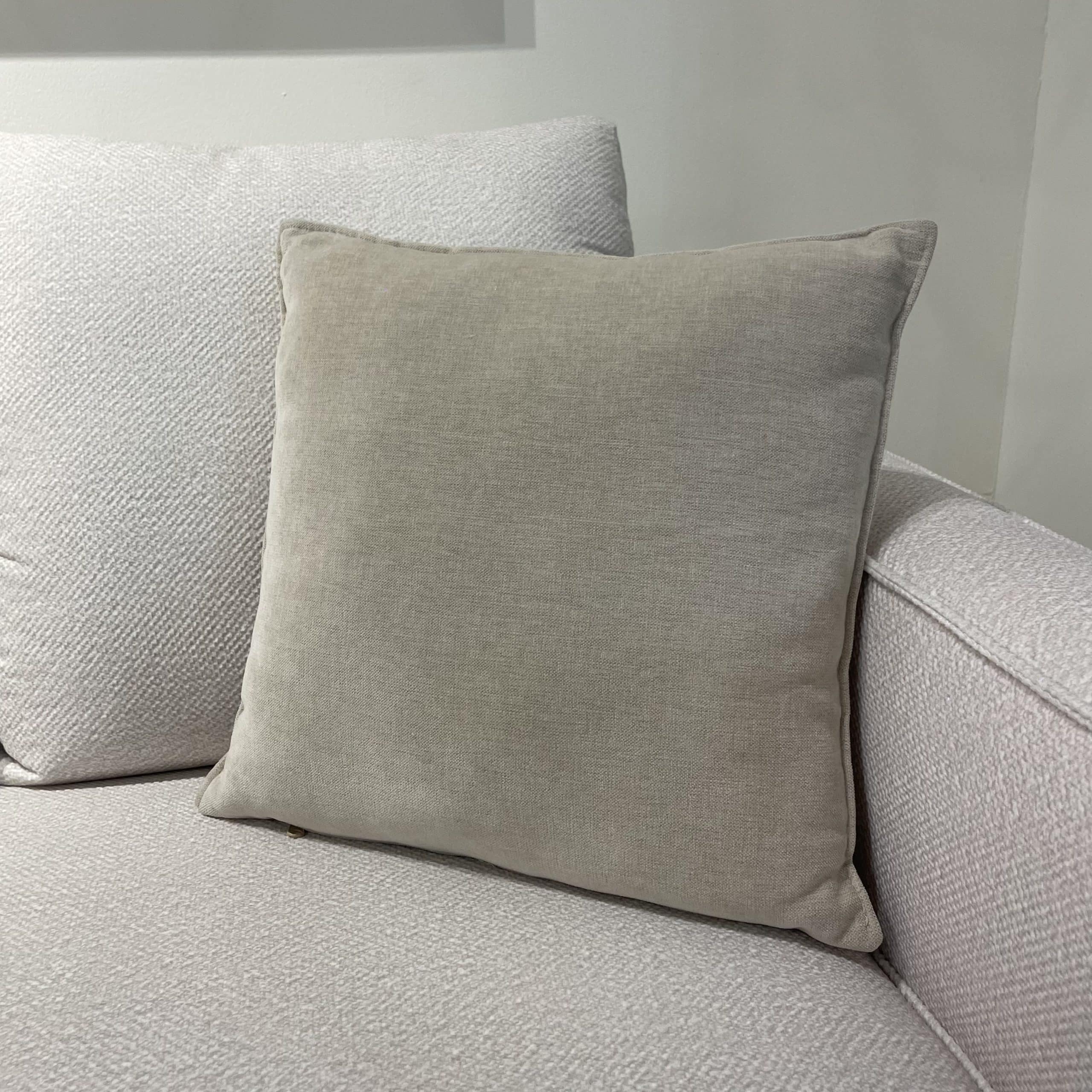 כרית נוי מרובעת בז׳ אריג 45/45 -חיסול!