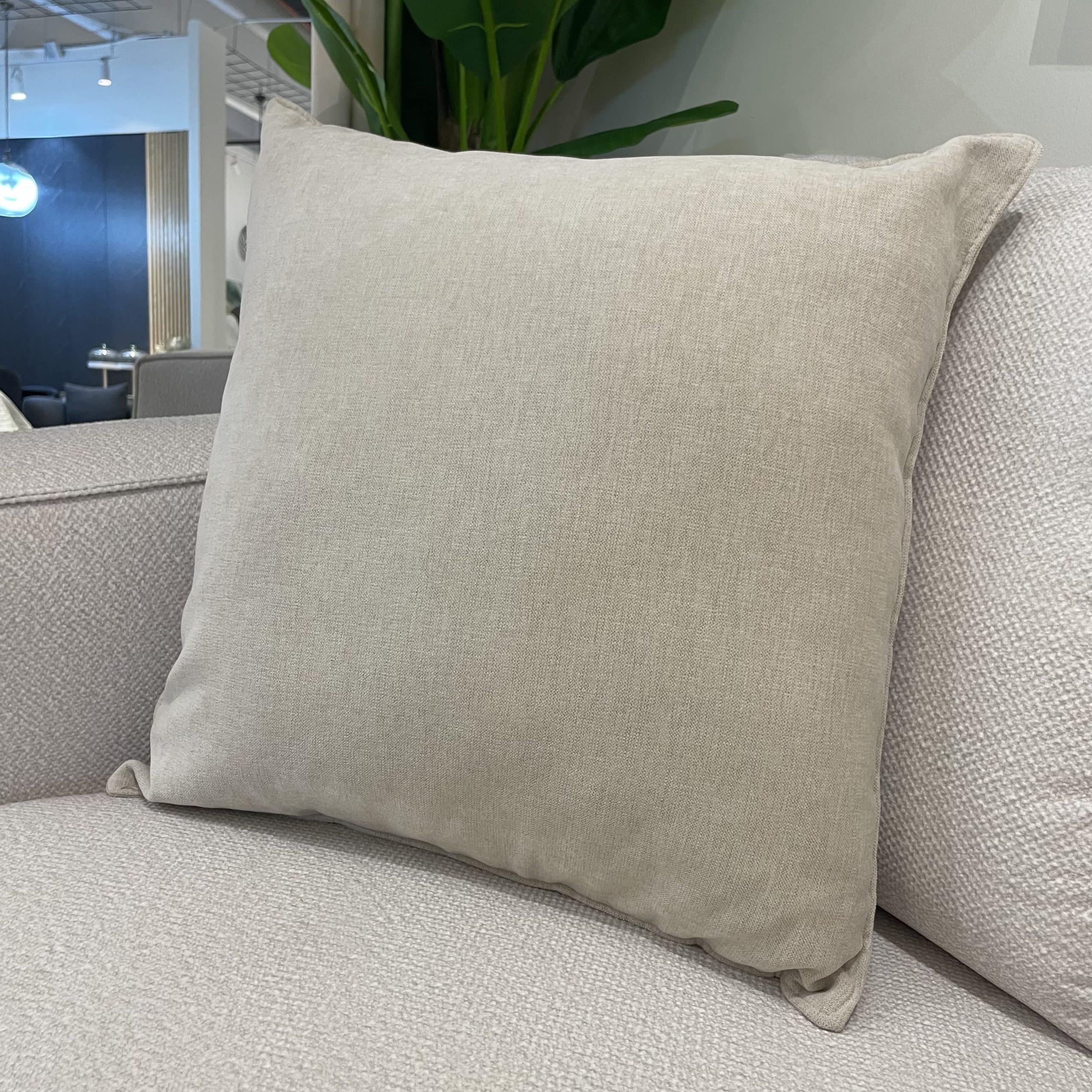 כרית נוי מעוצבת אריג בז׳ 60/60 - חיסול!