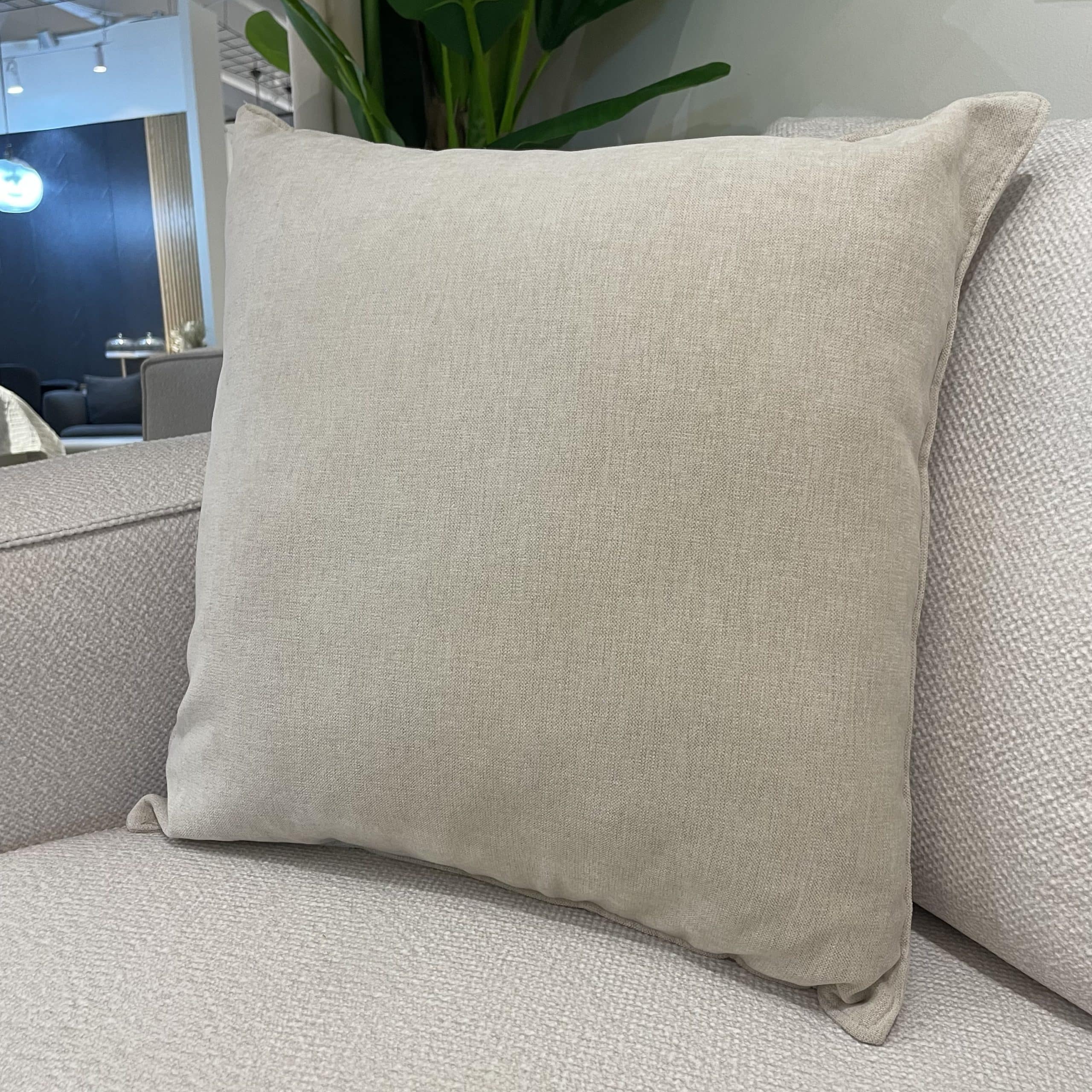 כרית נוי מעוצבת אריג בז׳ 60/60 - חיסול!