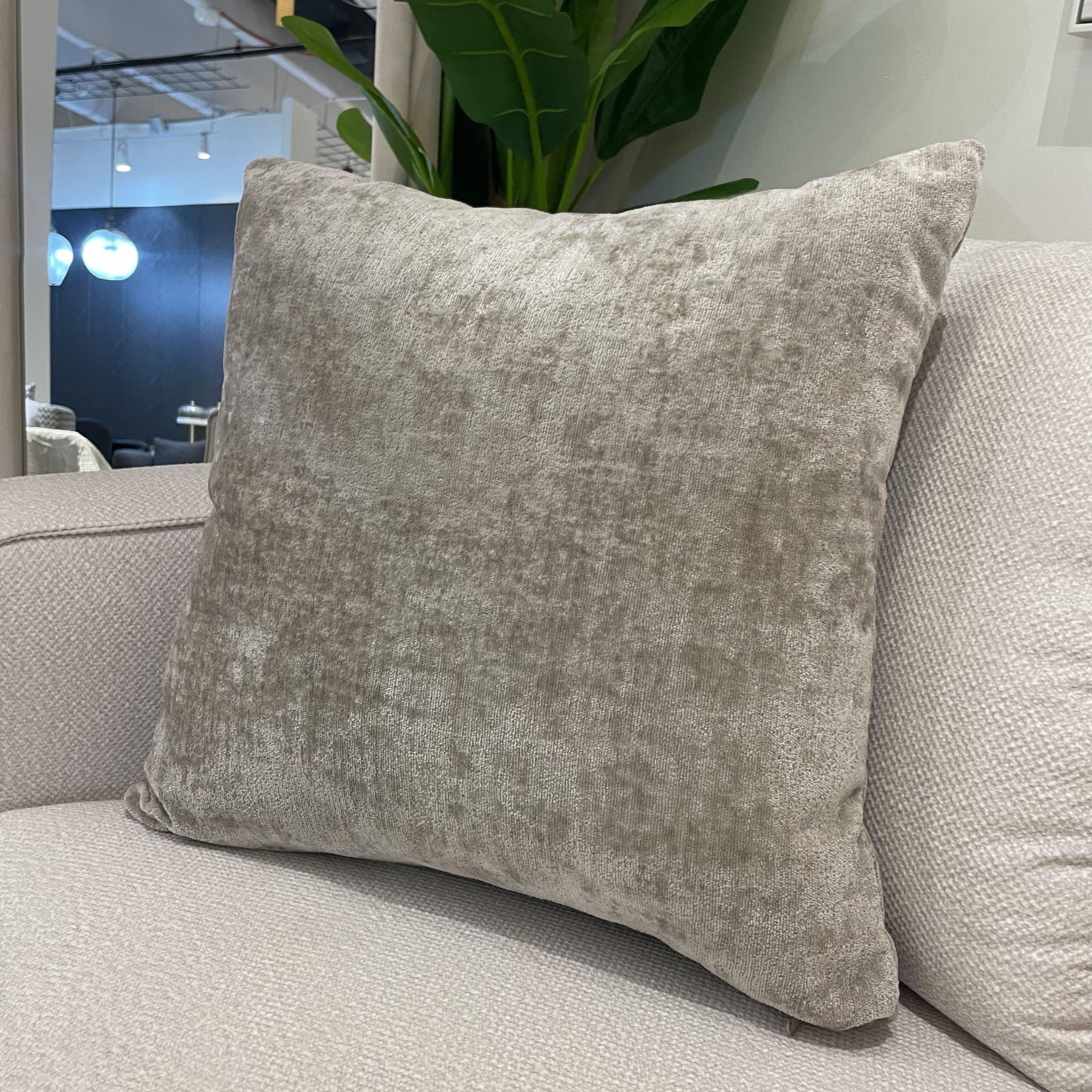 כרית נוי מרובעת מבריקה בז׳ 55/55 - אחרונה!