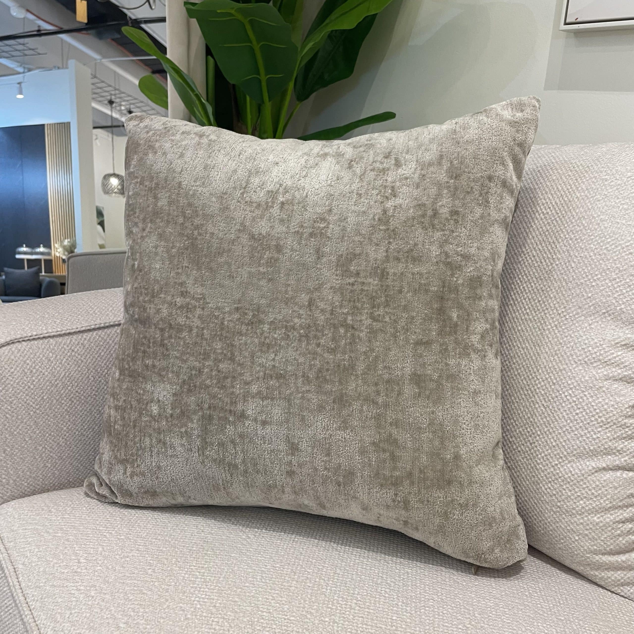 כרית נוי מרובעת מבריקה בז׳ 55/55 - אחרונה!