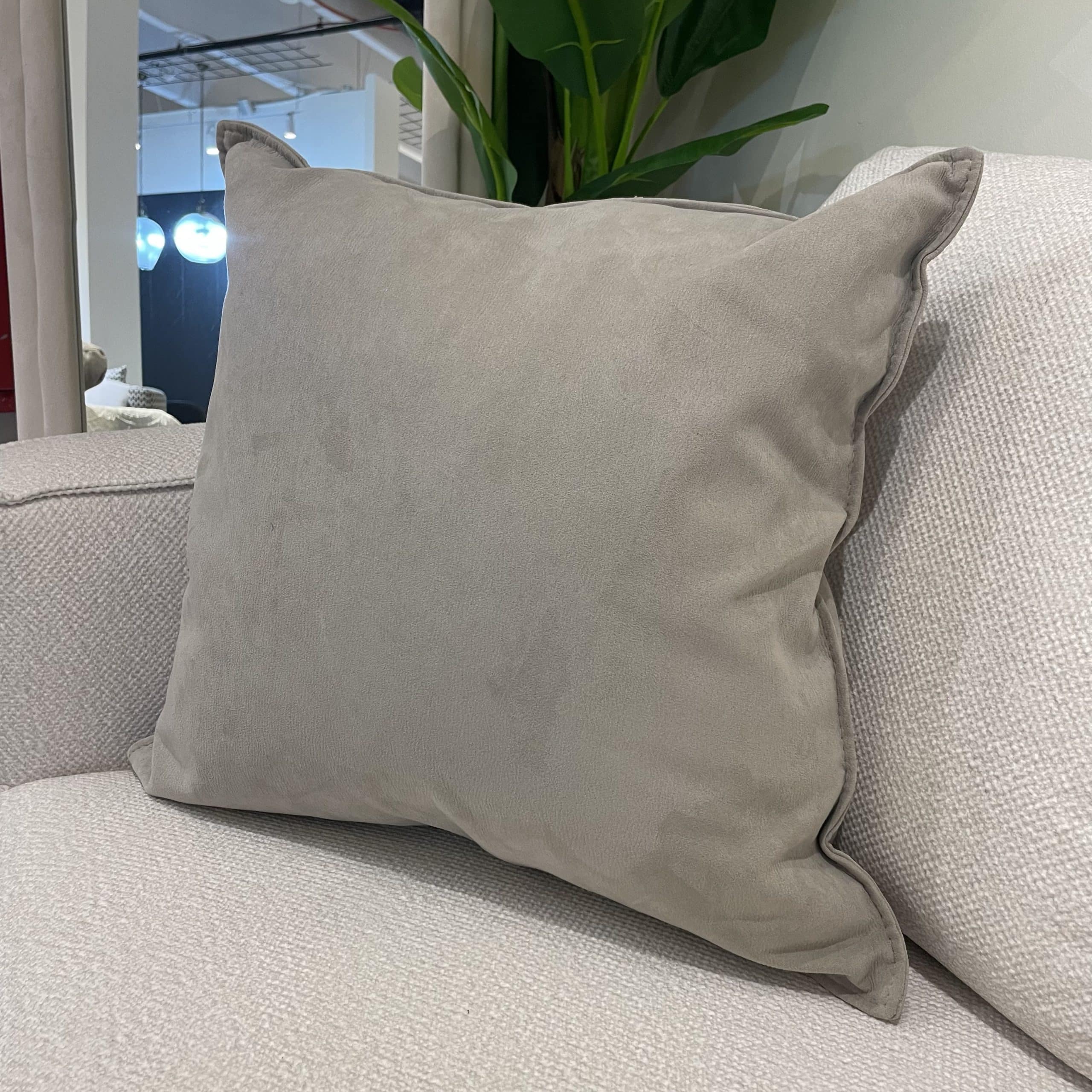 כרית נוי מרובעת דמוי עור הפוך אפור בהיר 55/55 - אחרונה !