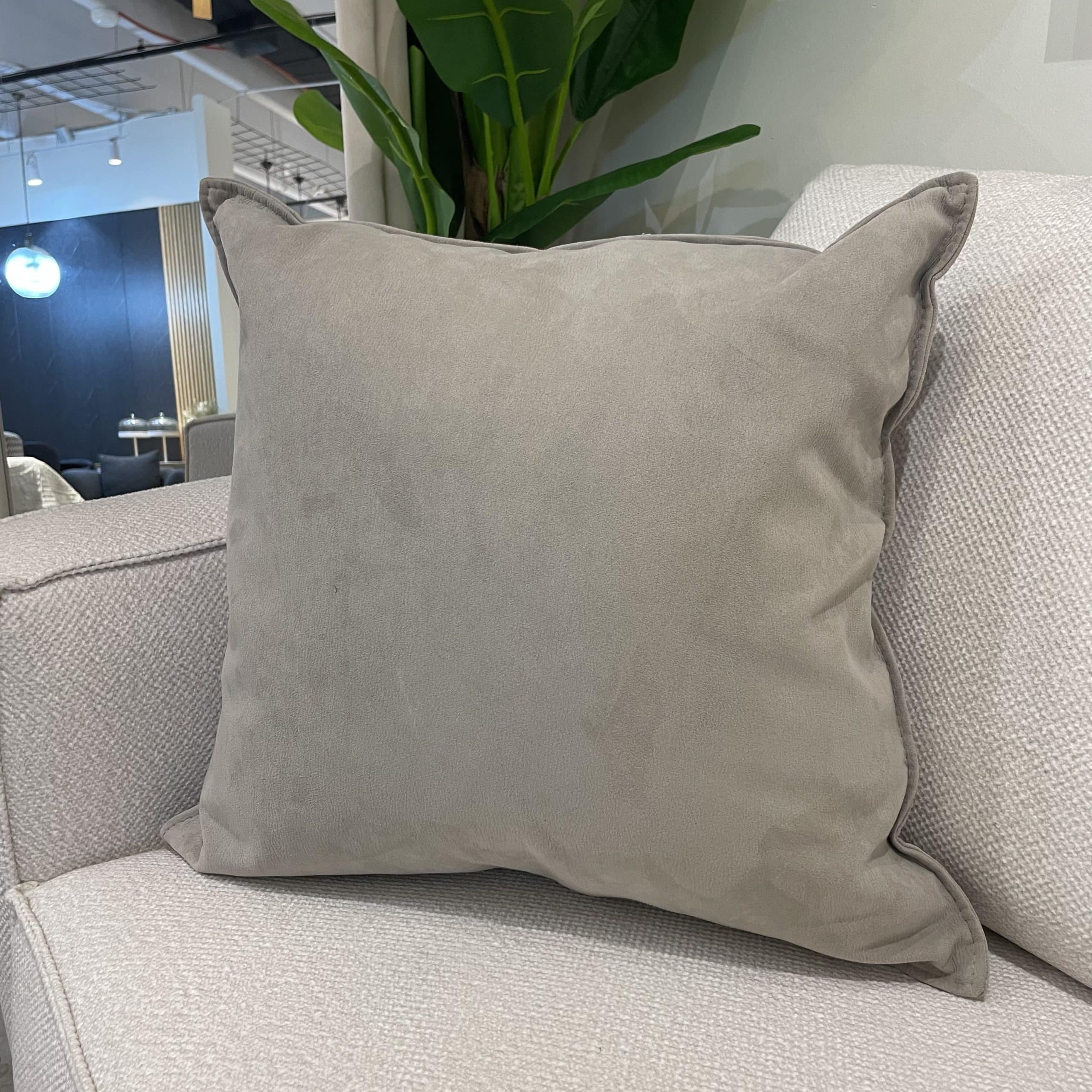 כרית נוי מרובעת דמוי עור הפוך אפור בהיר 55/55 - אחרונה !