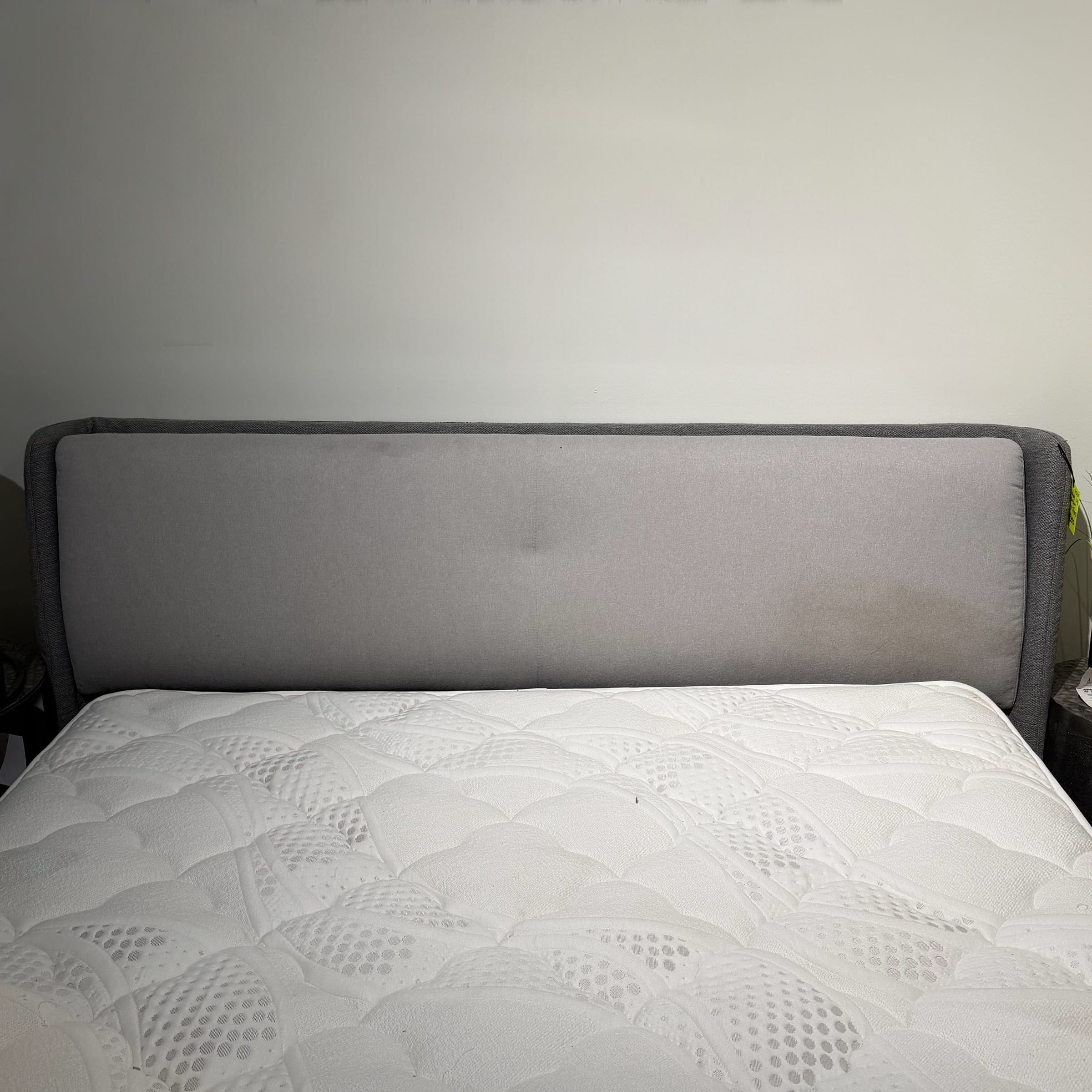 מיטה מעוצבת אפורה דגם נתי 160/200 ס״מ - חיסול מתצוגה!