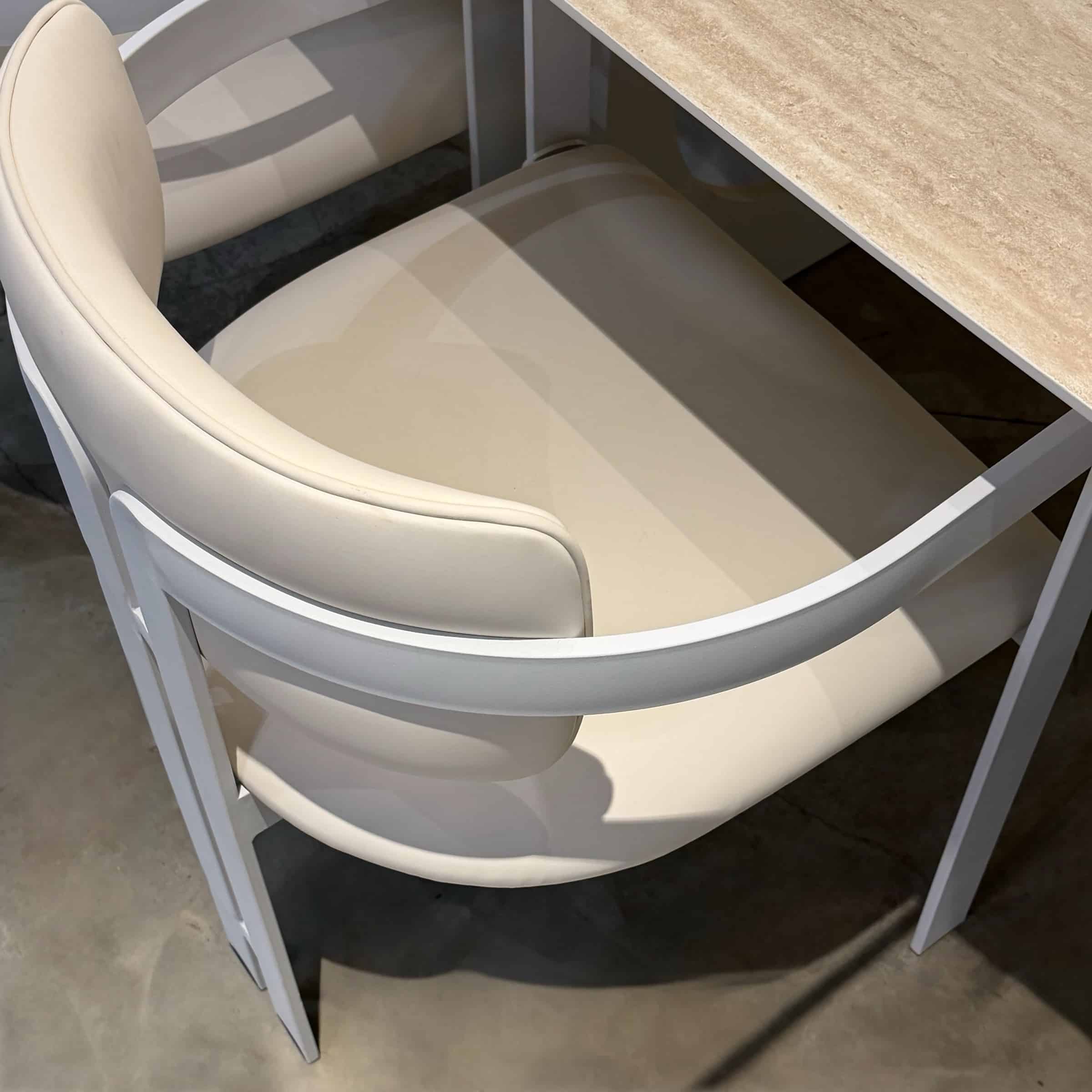 כסא מעוצב רגל שמנת בד דמוי עור שמנת דגם מנדי