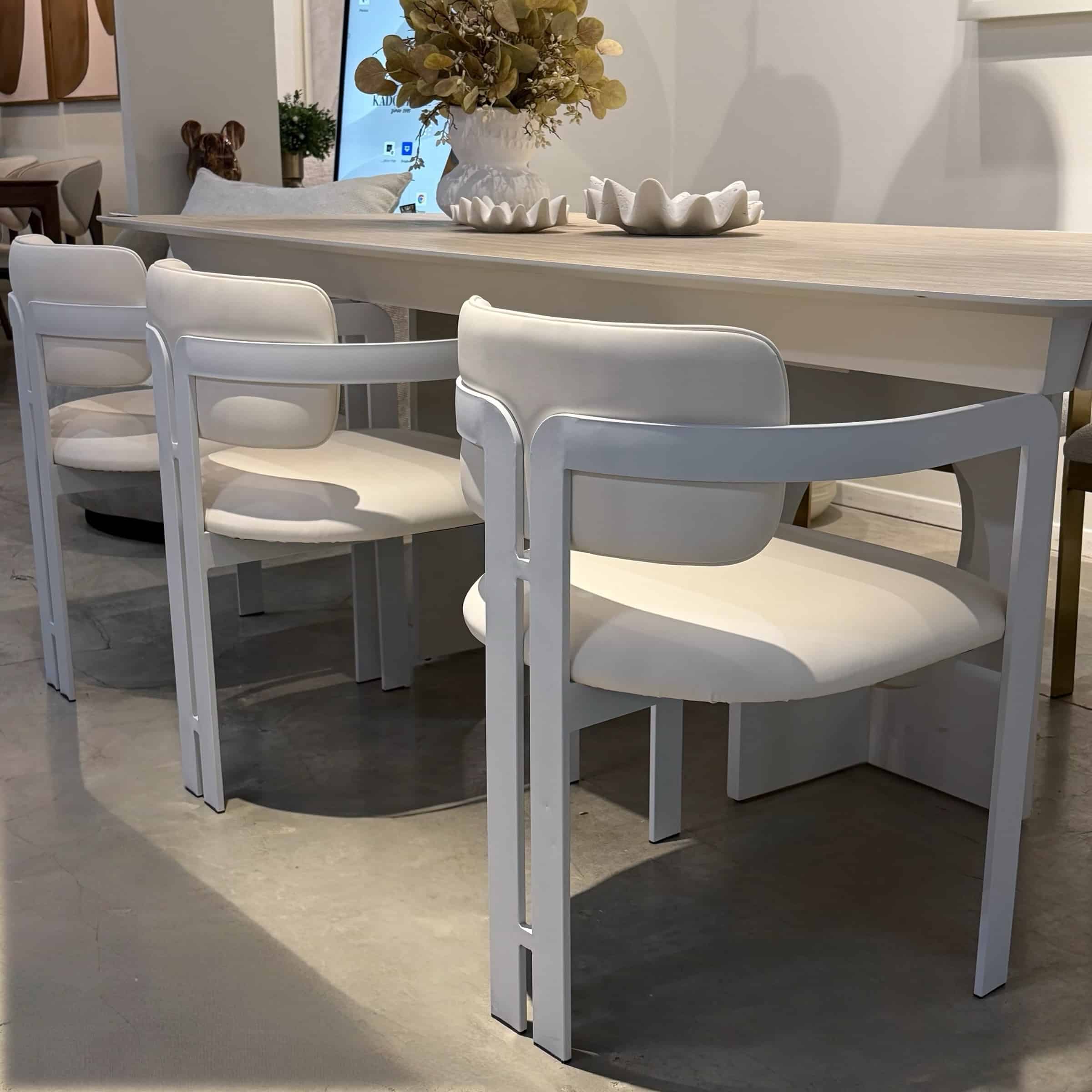 כסא מעוצב רגל שמנת בד דמוי עור שמנת דגם מנדי