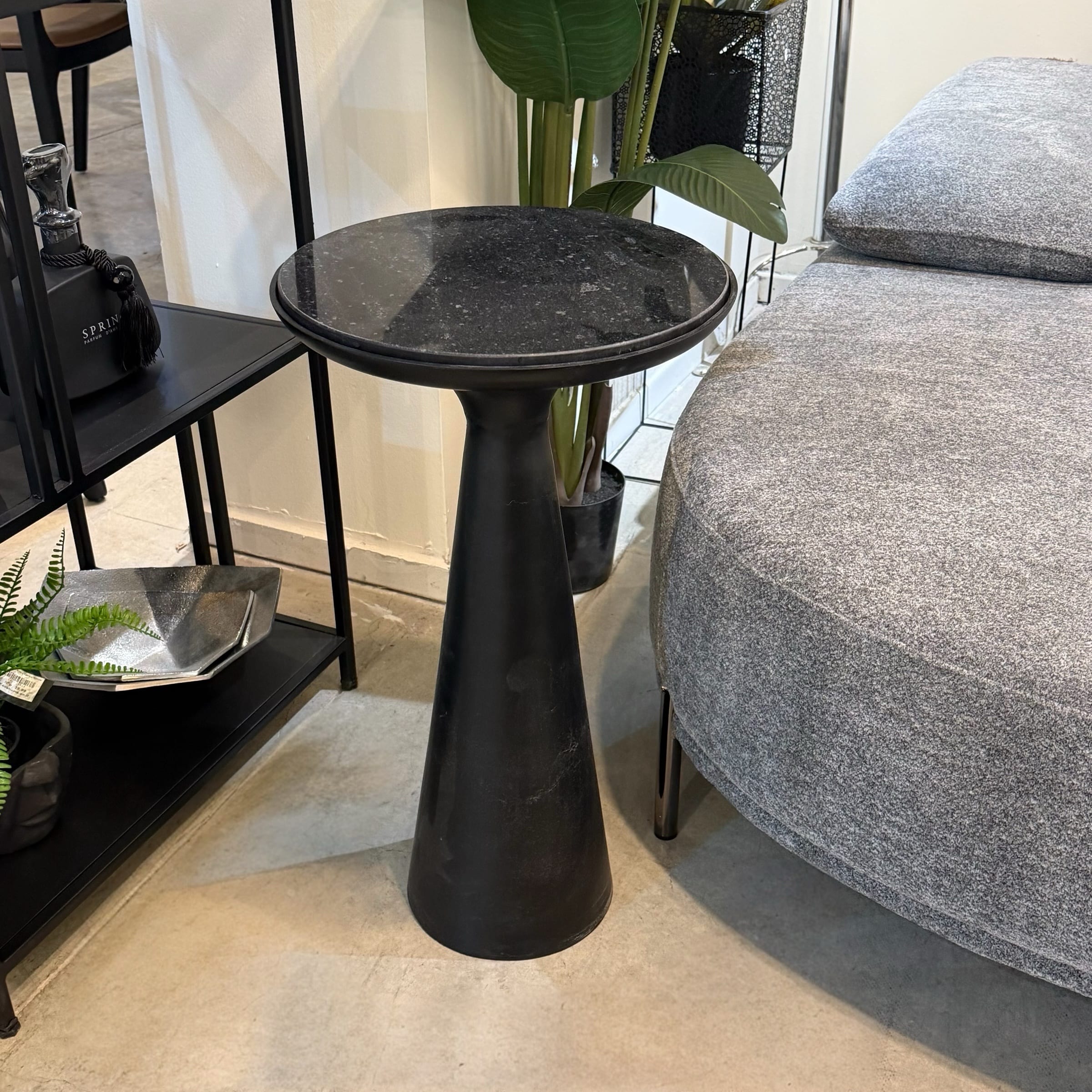 שולחן צד מעוצב עגול משטח שיש שחור בסיס מתכת שחור - חיסול אחרון מתצוגה!