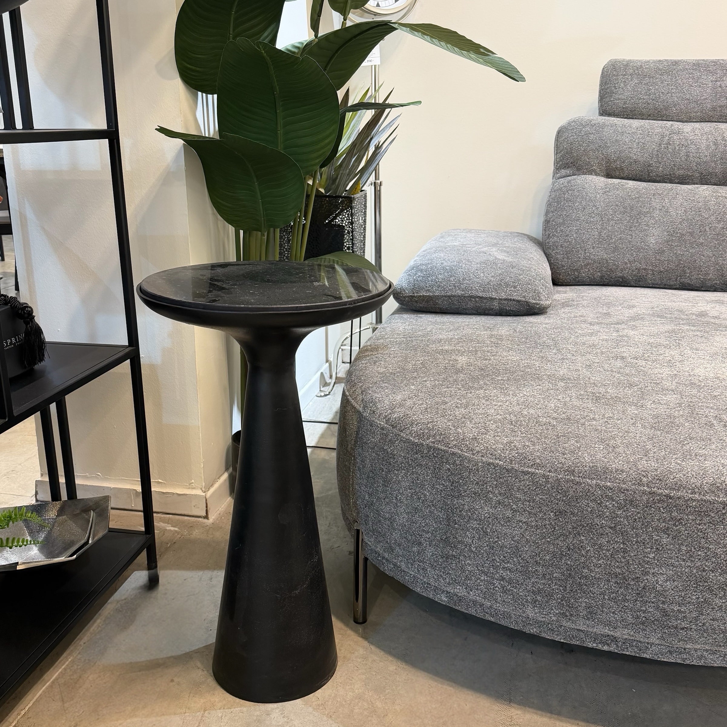 שולחן צד מעוצב עגול משטח שיש שחור בסיס מתכת שחור - חיסול אחרון מתצוגה!