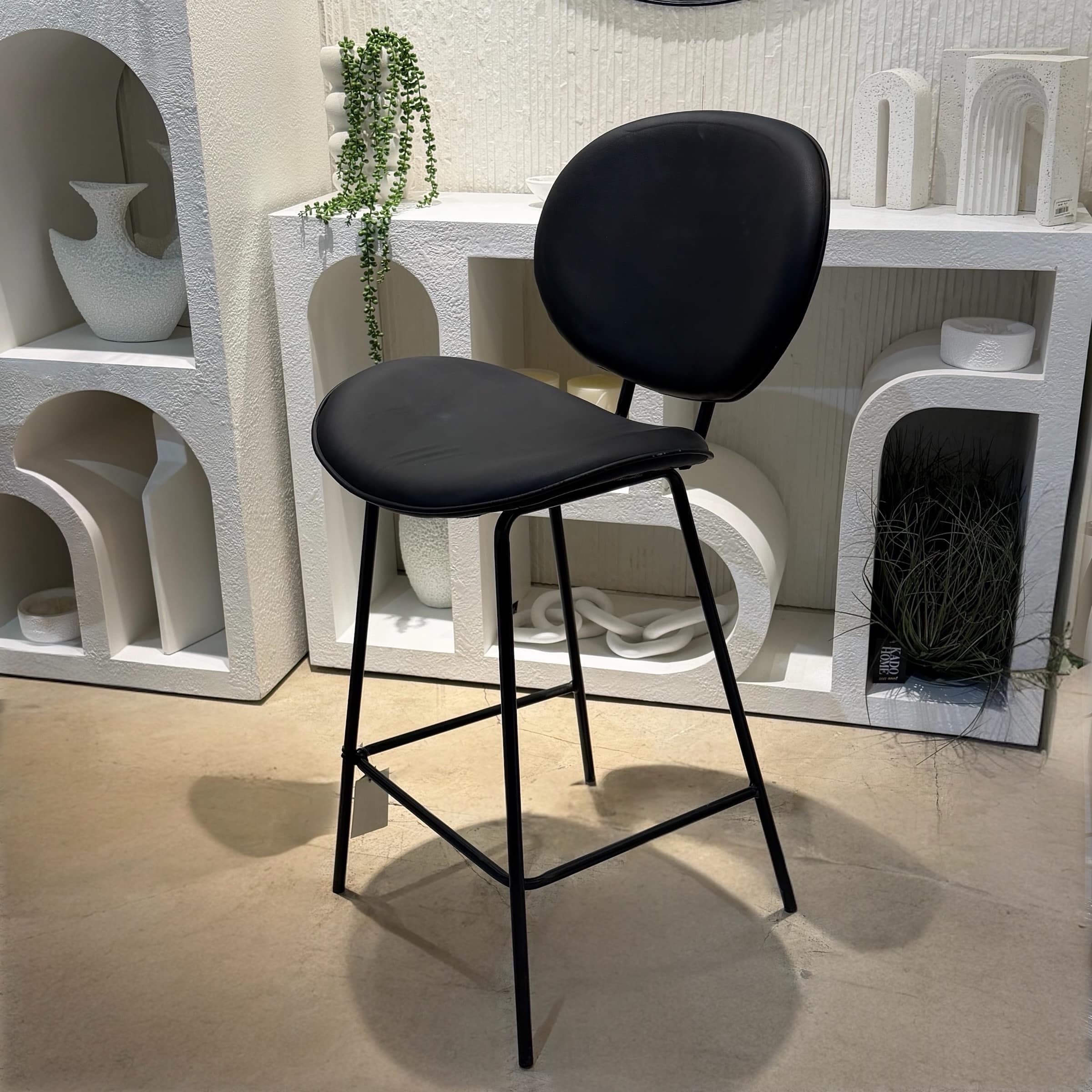 כיסא בר מעוצב דגם בארי דמוי עור שחור - חיסול מתצוגה 2 אחרונים!