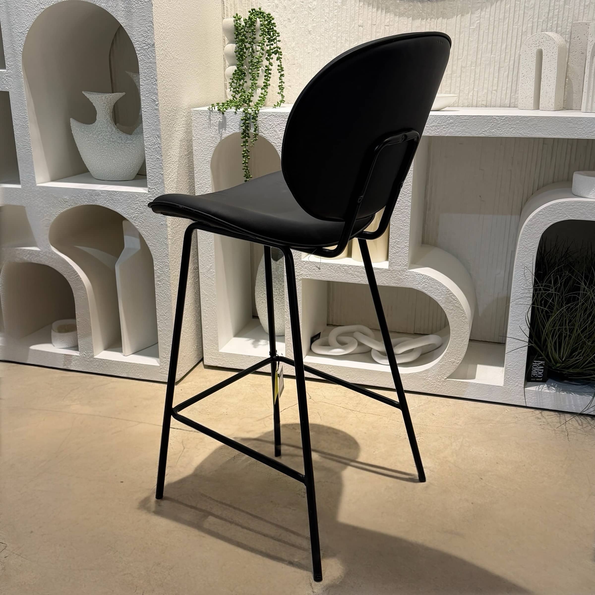 כיסא בר מעוצב דגם בארי דמוי עור שחור - חיסול מתצוגה 2 אחרונים!