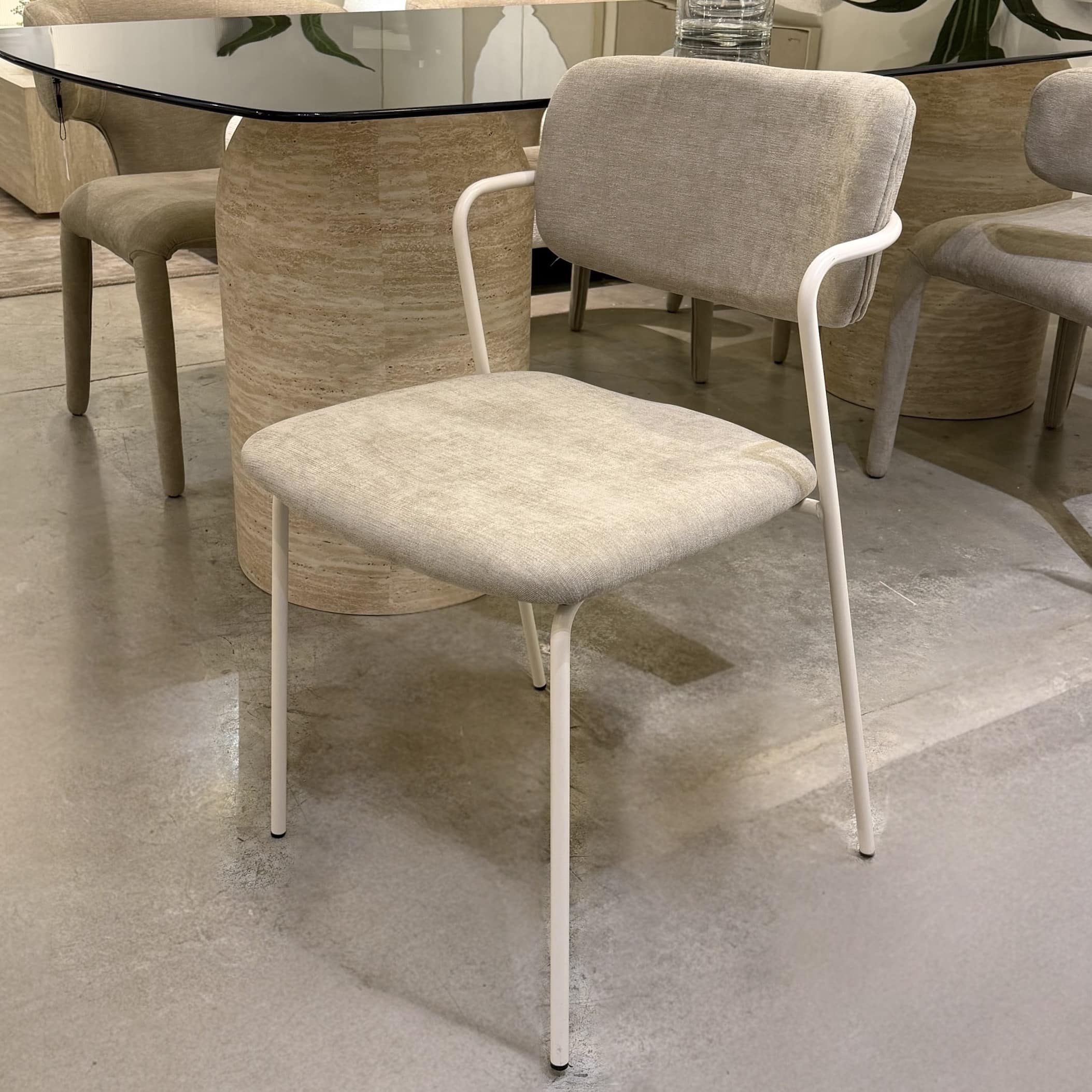 כיסא לוסיאן מעוצב אריג בז רגל שמנת דגם לוסי - SALE