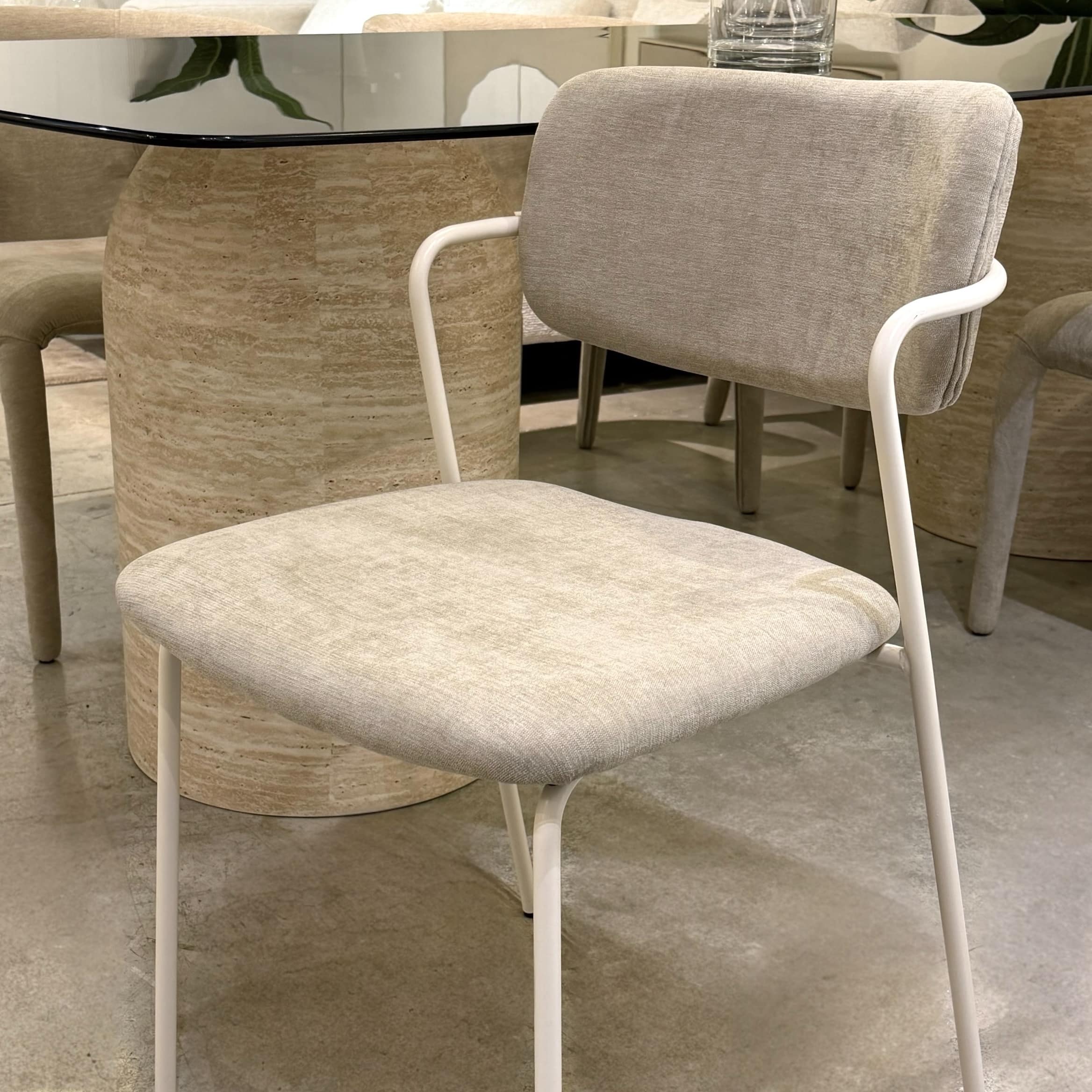 כיסא לוסיאן מעוצב אריג בז רגל שמנת דגם לוסי - SALE