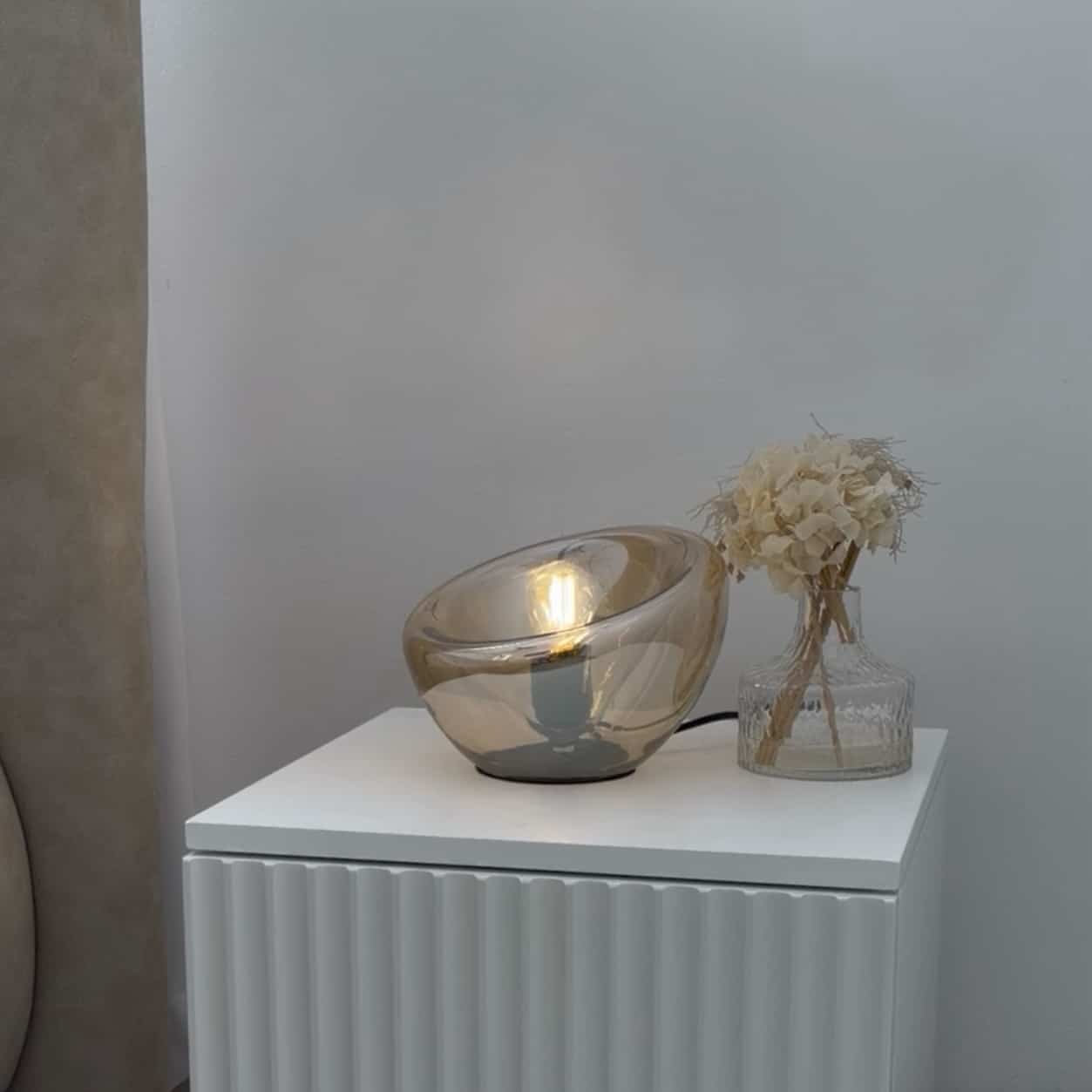 מנורה שולחן אמורפי זכוכית אמבר 21/25 ס״מ דגם פלור