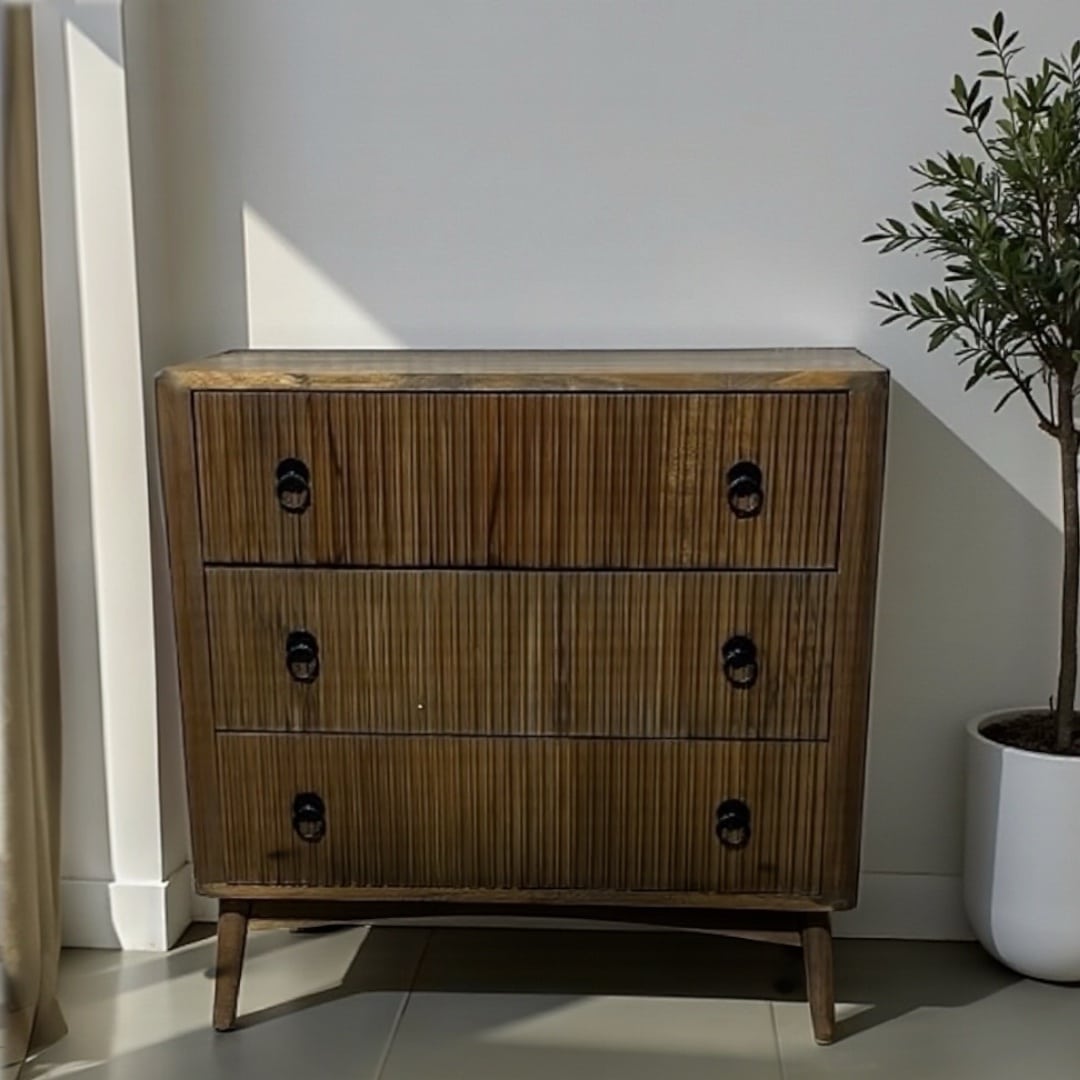 קומודה עץ 3 מגירות דגם מיגל 82/40/91 - פגמים קלים | חיסול מתצוגה!
