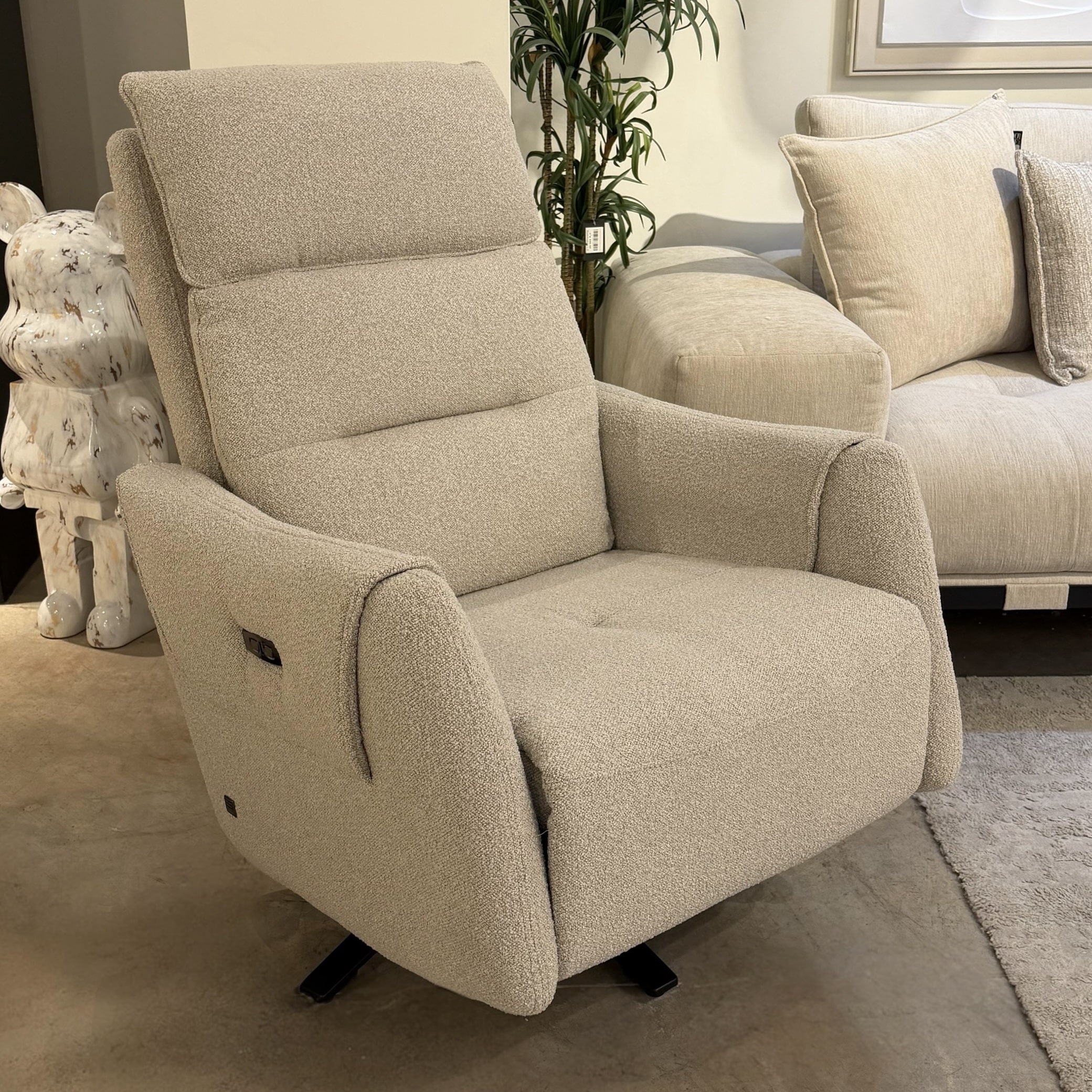 כורסא ריקליינר חשמלי 304 בוקלה שמנת דגם בלי