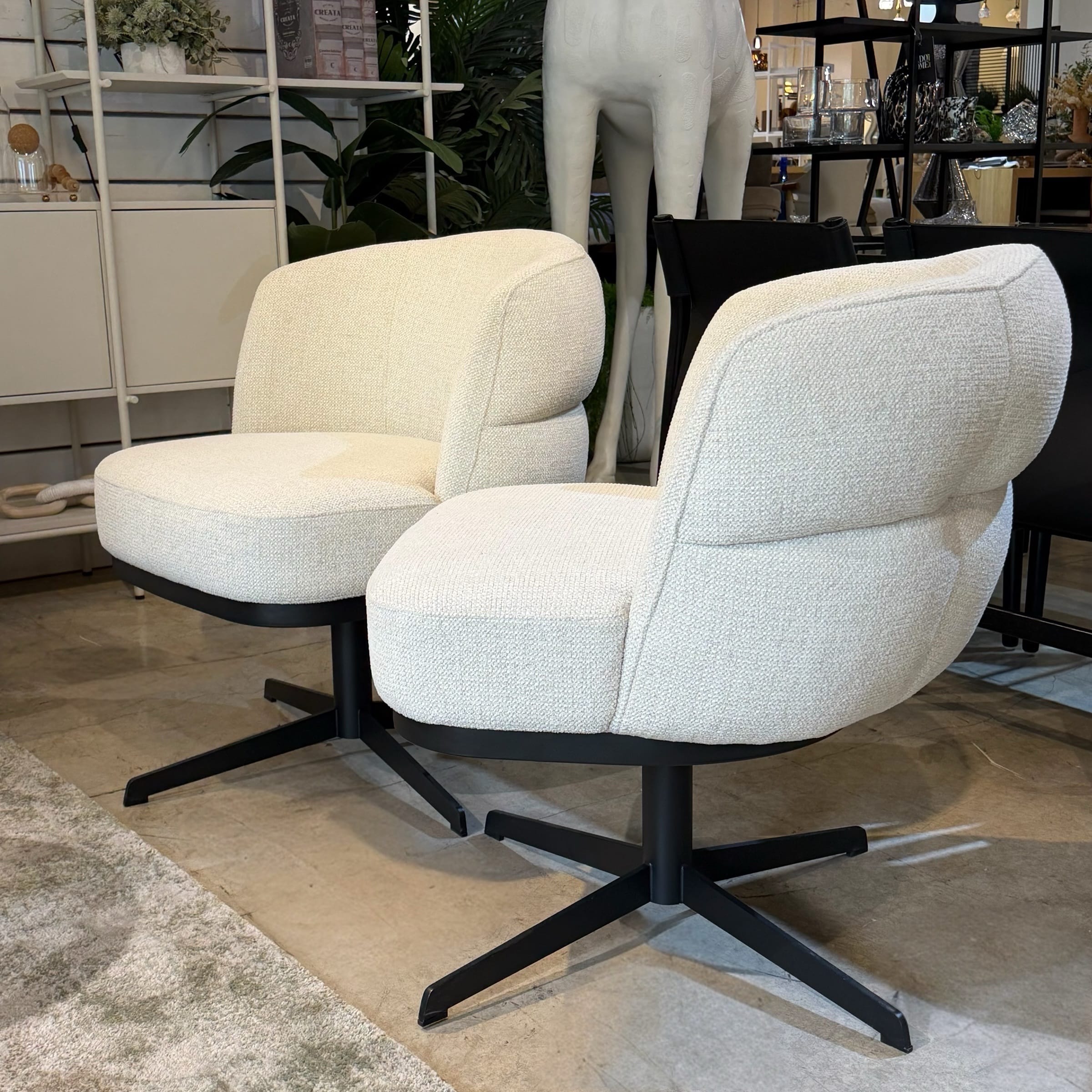 כורסא מינק מעוצבת אריג שמנת מסתובבת תפרים בגב רגל שחורה דגם ריטה | אספקה 02.26