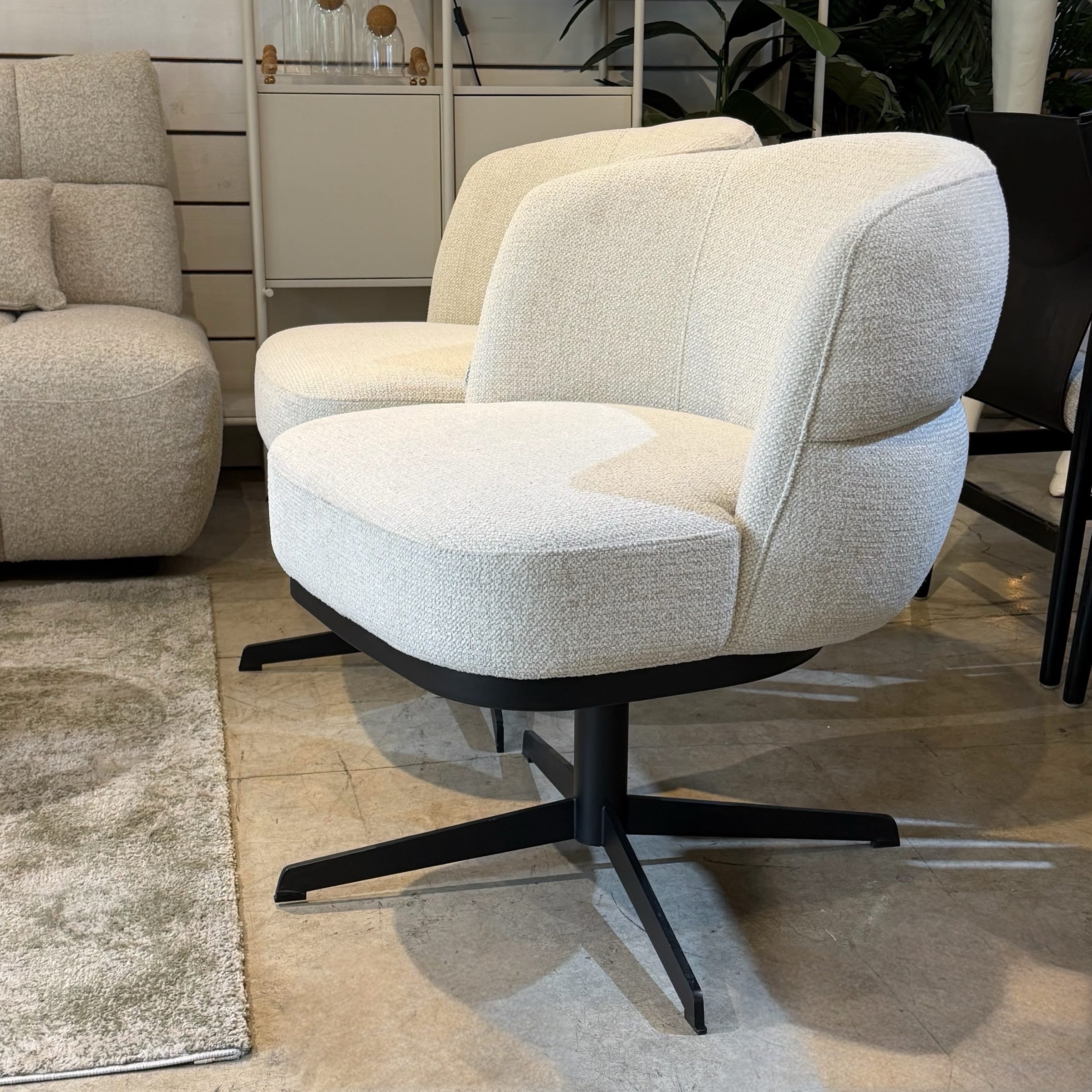 כורסא מינק מעוצבת אריג שמנת מסתובבת תפרים בגב רגל שחורה דגם ריטה | אספקה 02.26