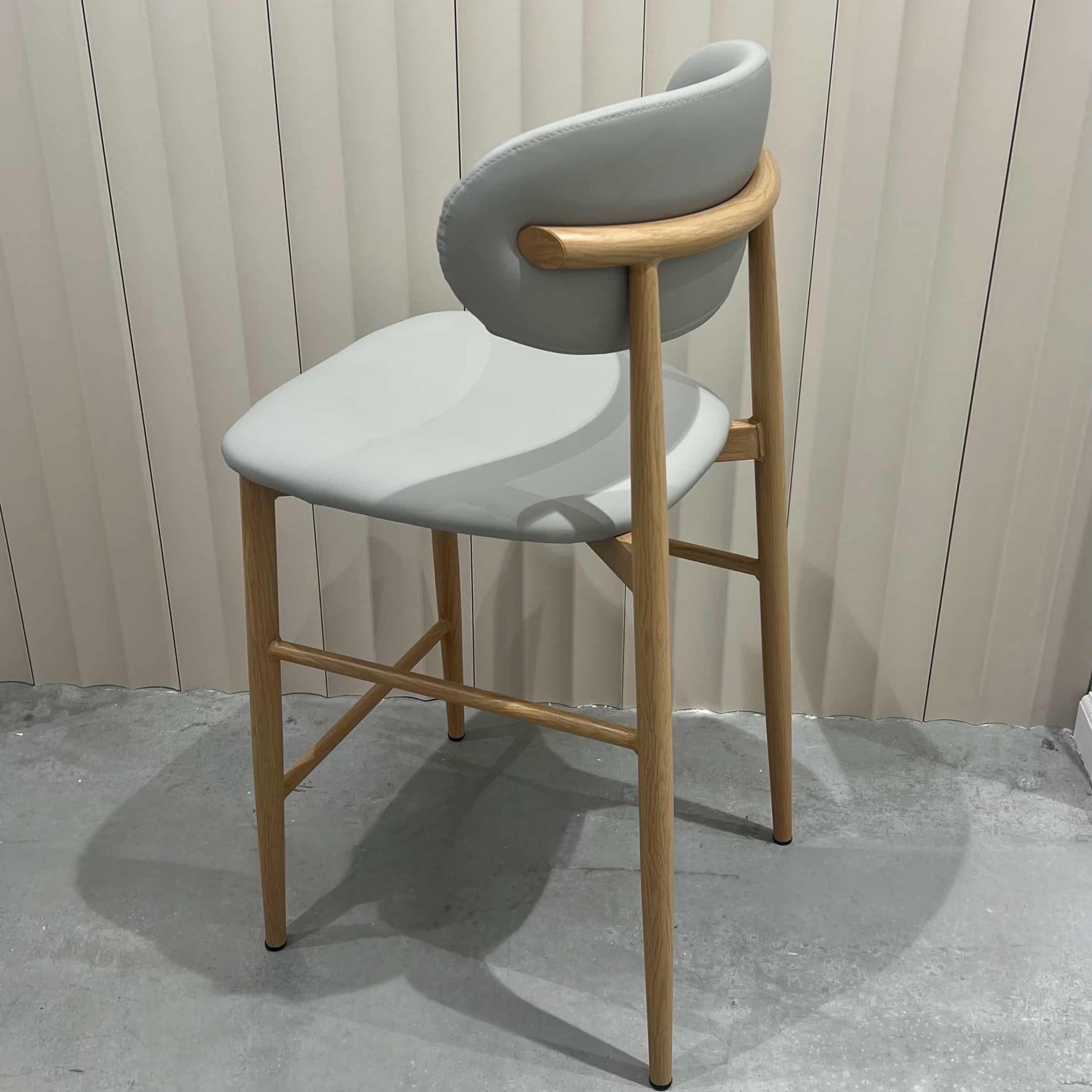 כיסא בר מעוצב רינו דמוי עור גרז' בטון רגל אלון דגם לוסי