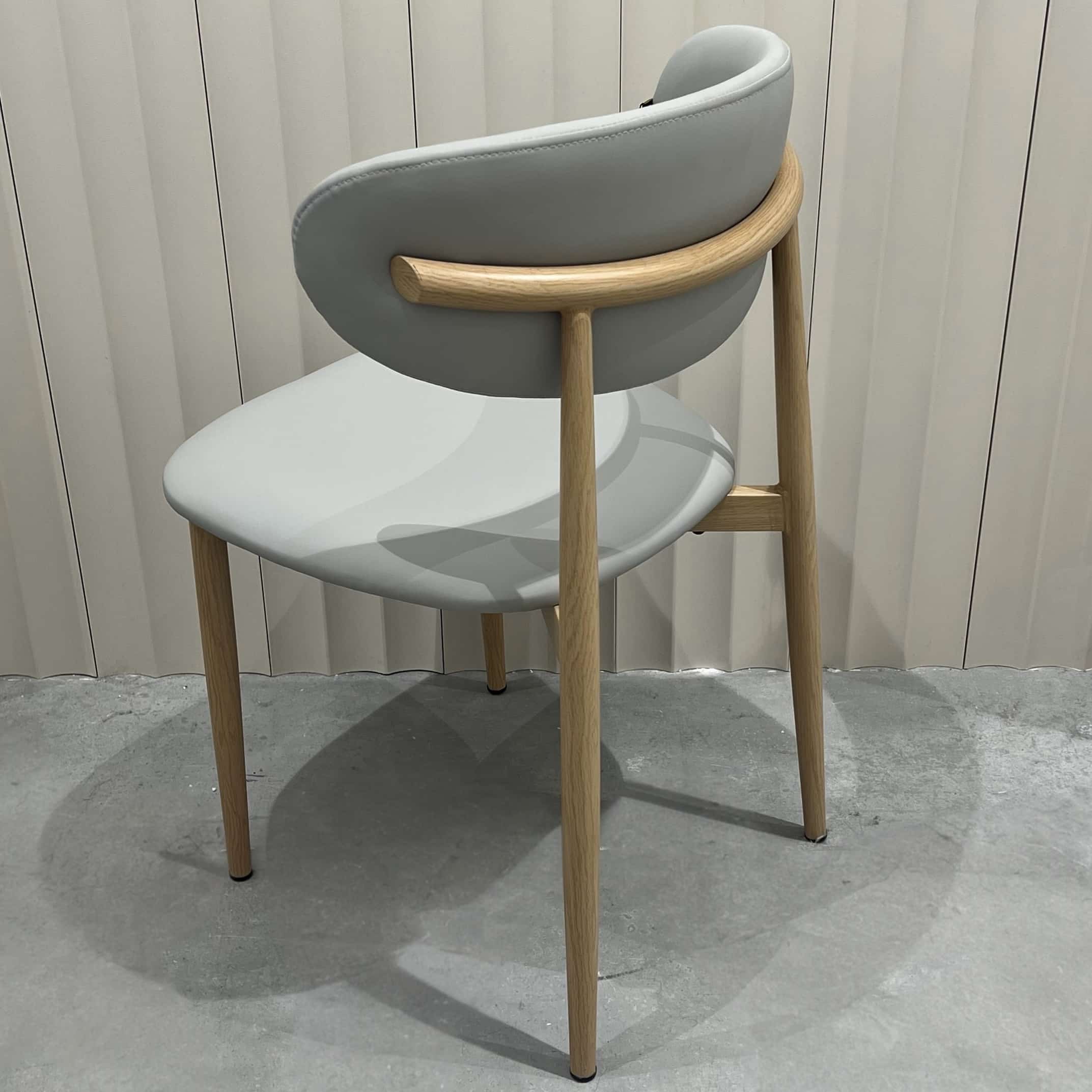 כיסא רינו מעוצב דמוי עור גרז' בטון רגל מתכת גוון אלון דגם לוסי