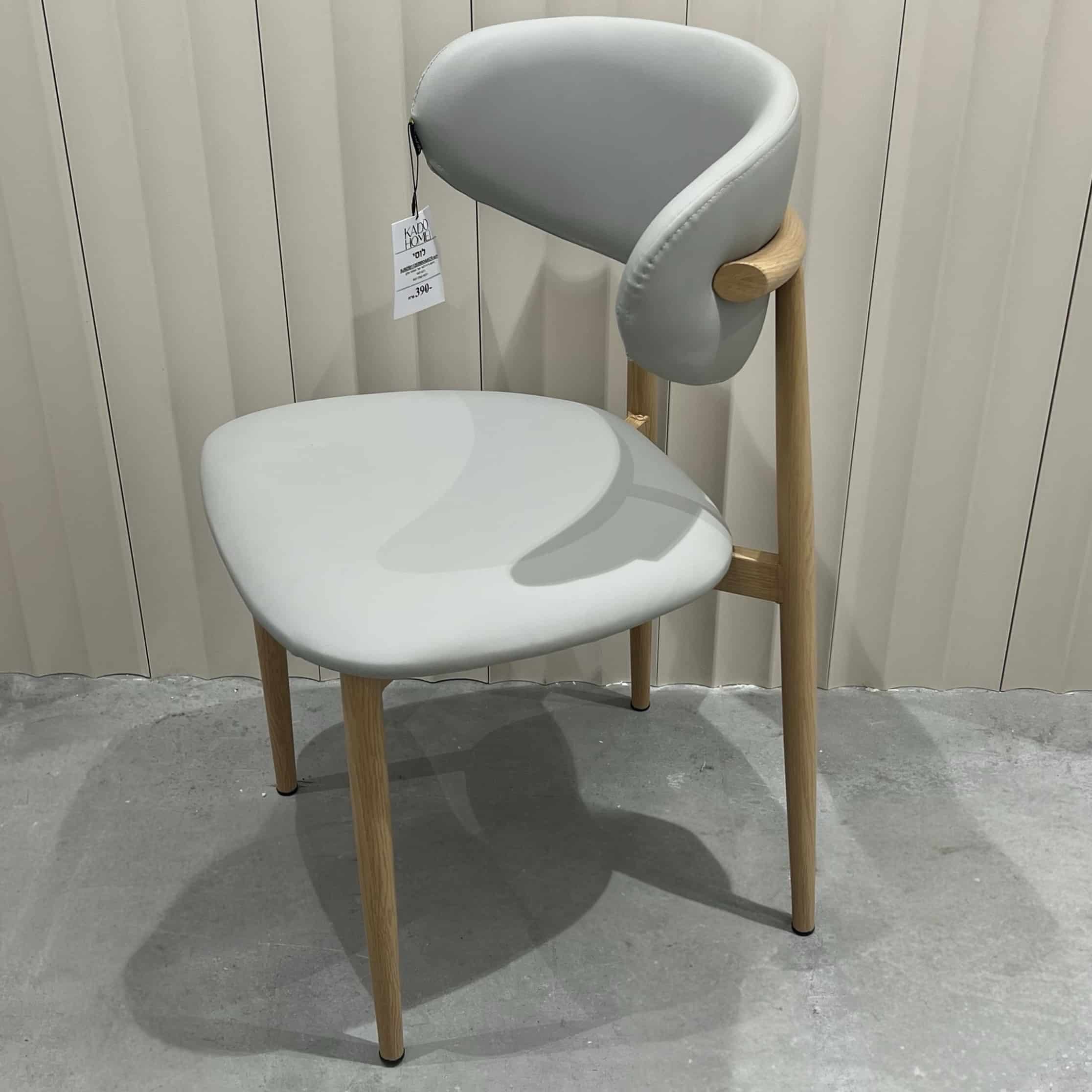 כיסא רינו מעוצב דמוי עור גרז' בטון רגל מתכת גוון אלון דגם לוסי