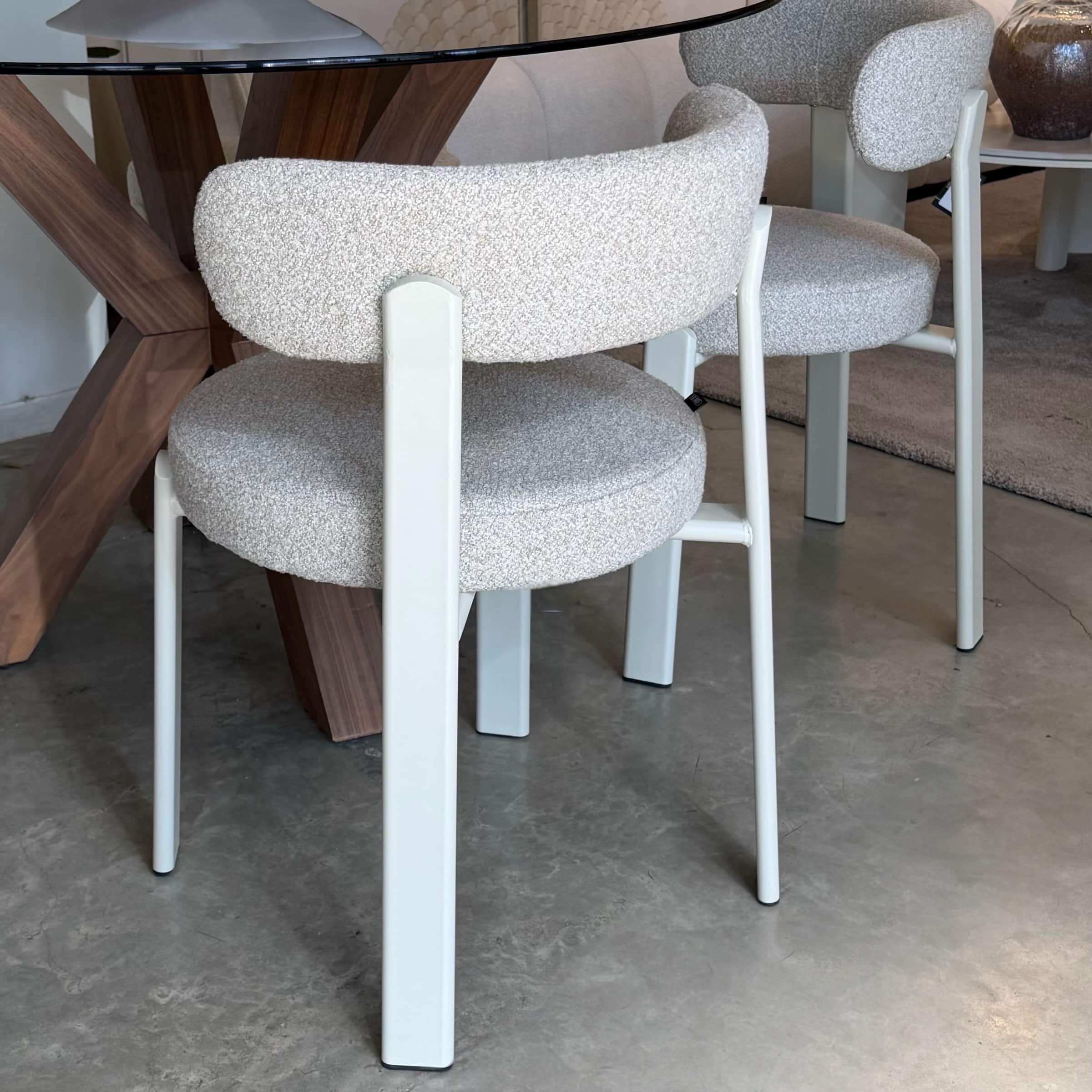 כיסא יוקרתי סטפאן אריג בז רגל מתכת שמנת דגם קליי