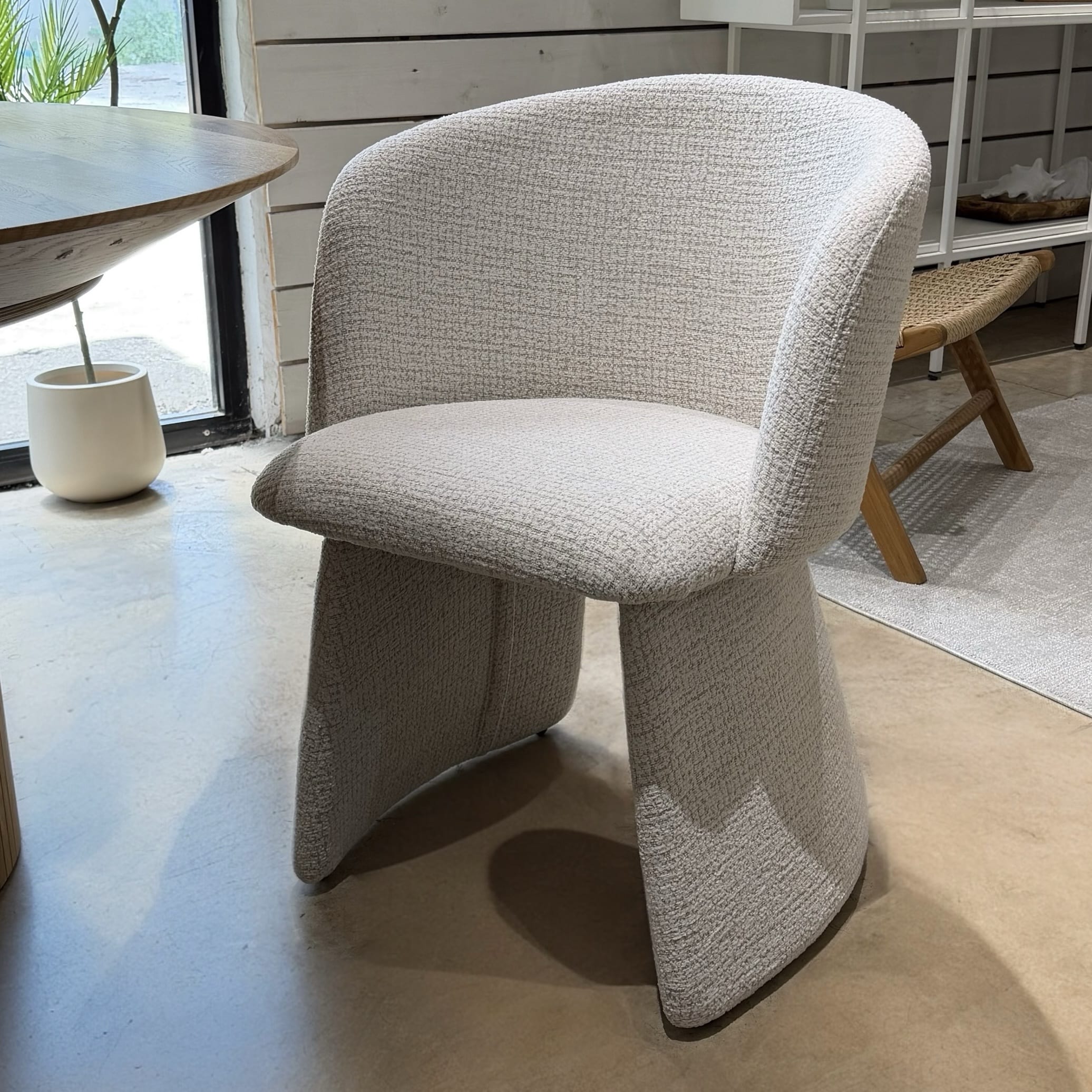 כיסא כורסא מפואר ריילי אריג אבן משולב בז דגם ויקטוריה - קולקציה חדשה כיסא כורסא מפואר ריילי אריג אבן משולב בז דגם ויקטוריה - קולקציה חדשה