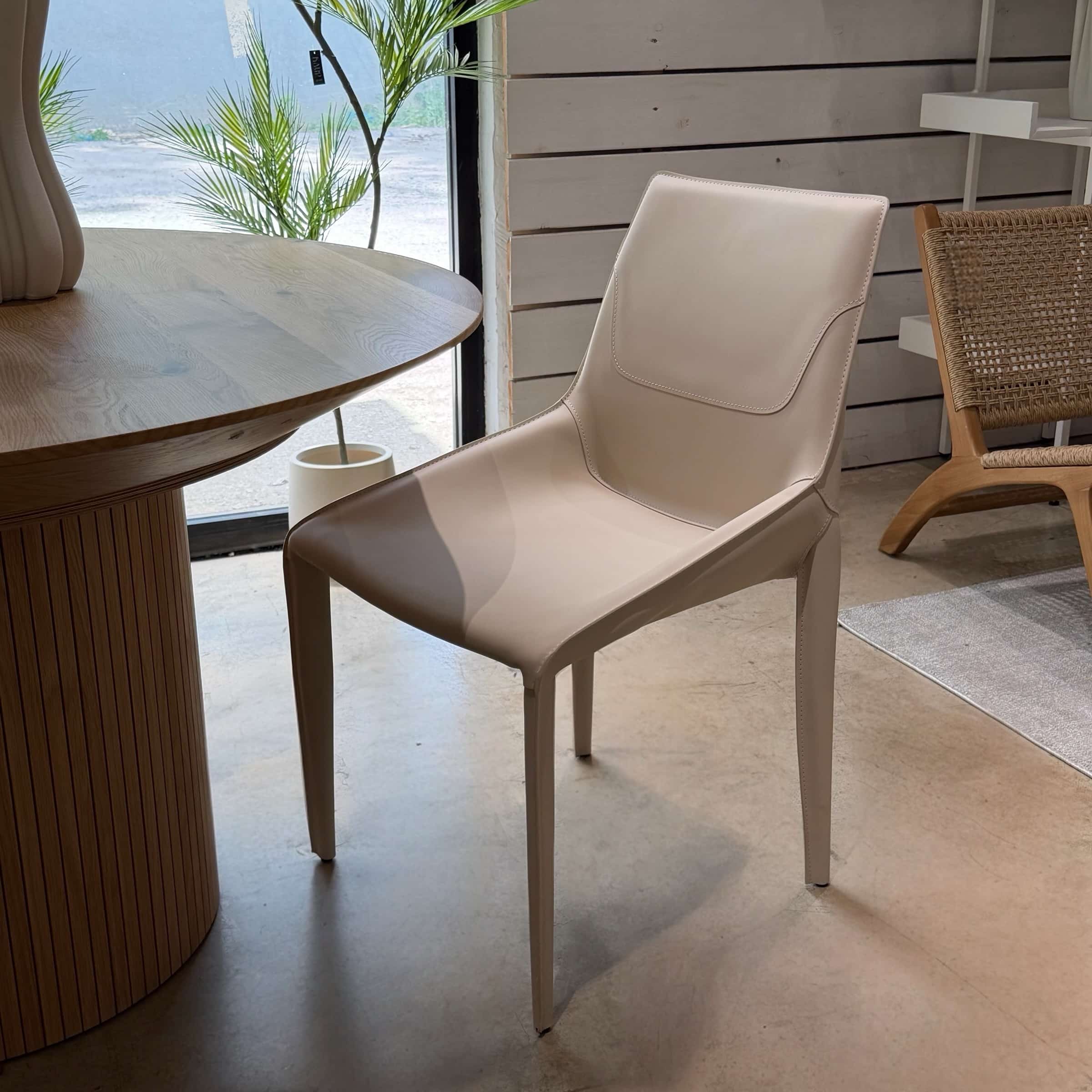 כיסא מעוצב דגם ליאנה דמוי עור אבן בז