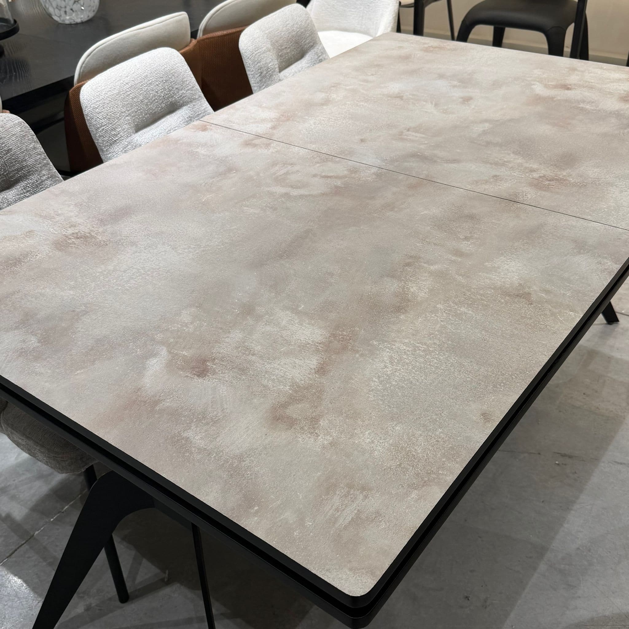 פינת אוכל מעוצבת דגם מטריקס אבן / אפור רגל שחורה - חיסול מתצוגה!