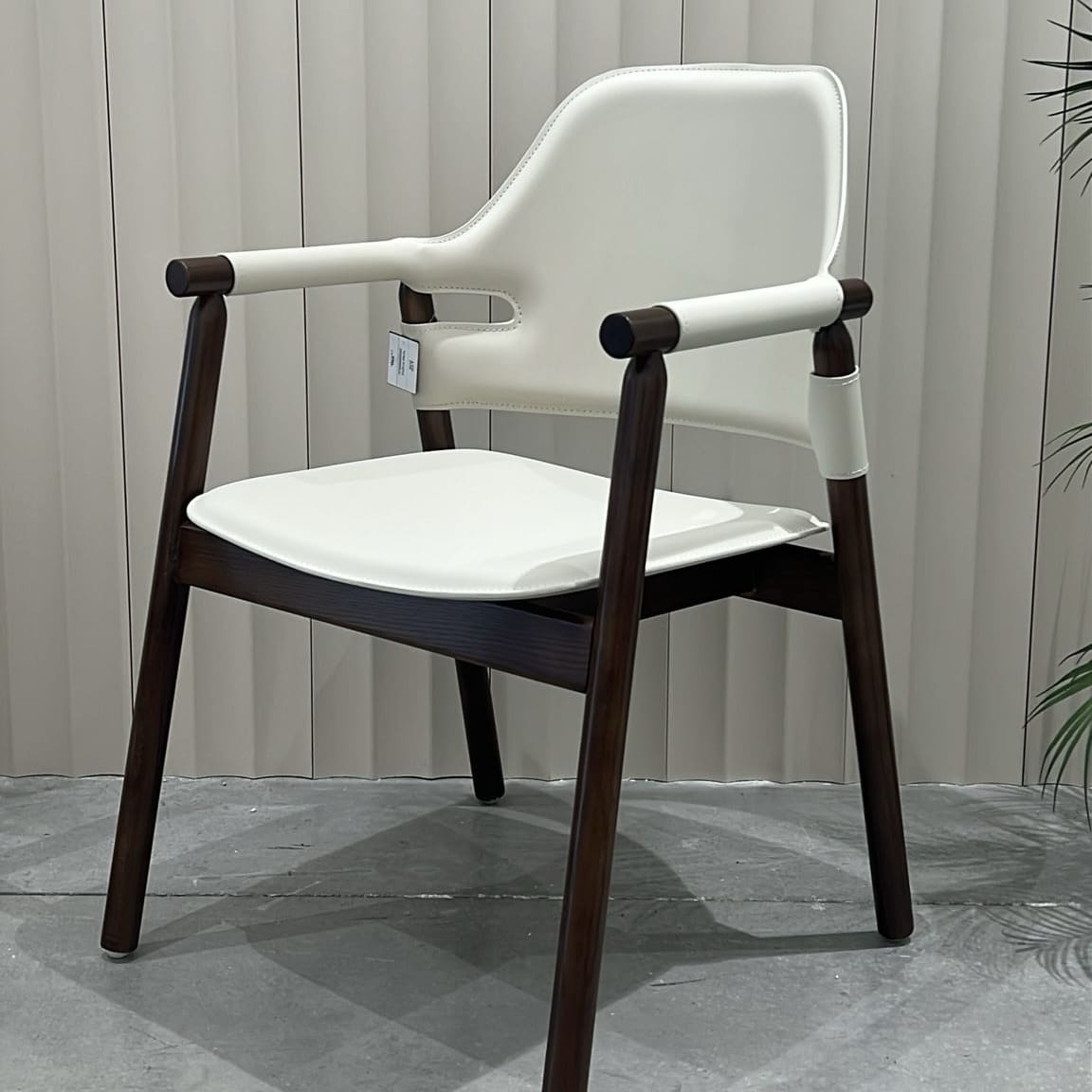 כיסא מעוצב במבו דמוי עור אבן רגל עץ אגוז דגם סופיטל - קולקציה חדשה