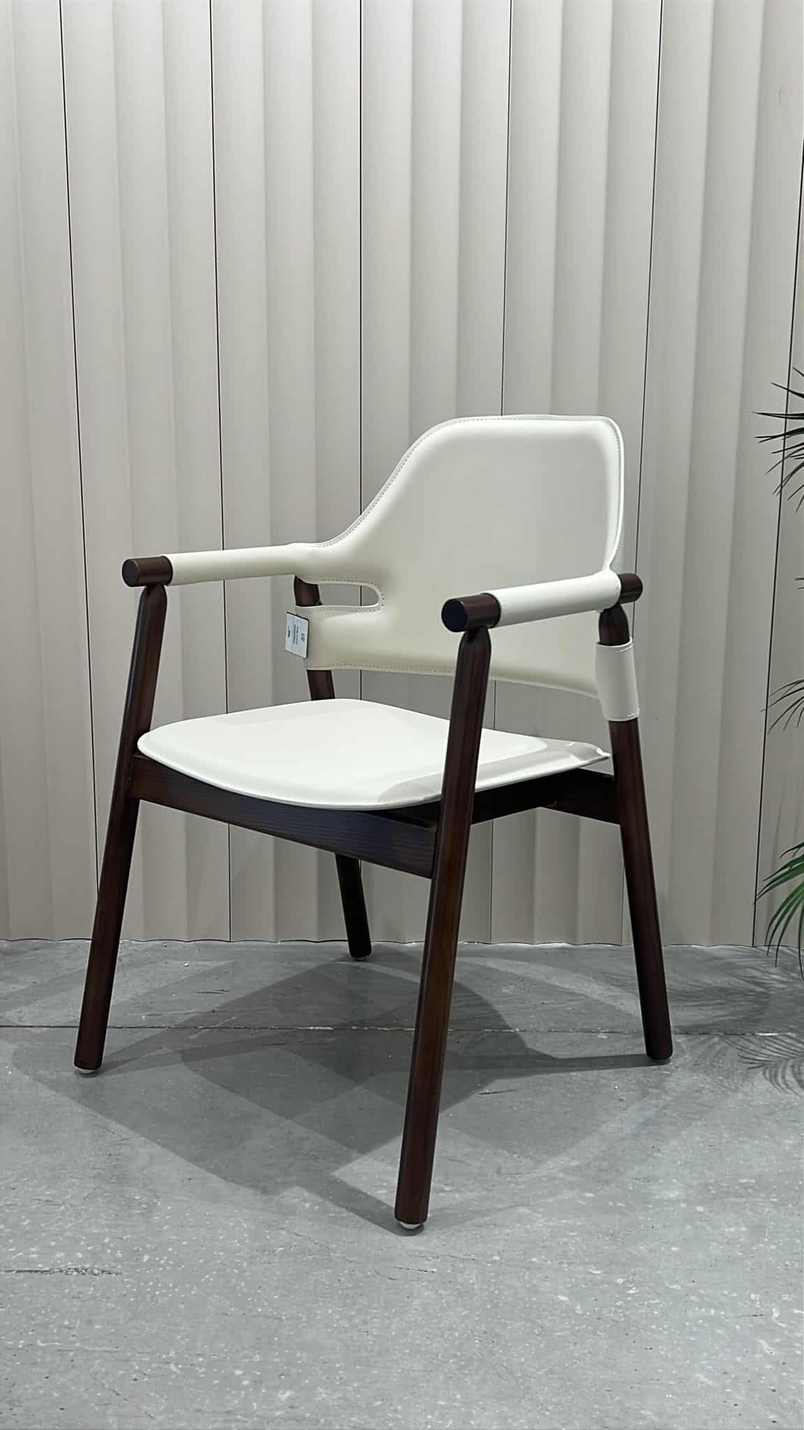 כיסא מעוצב במבו דמוי עור אבן רגל עץ אגוז דגם סופיטל - קולקציה חדשה