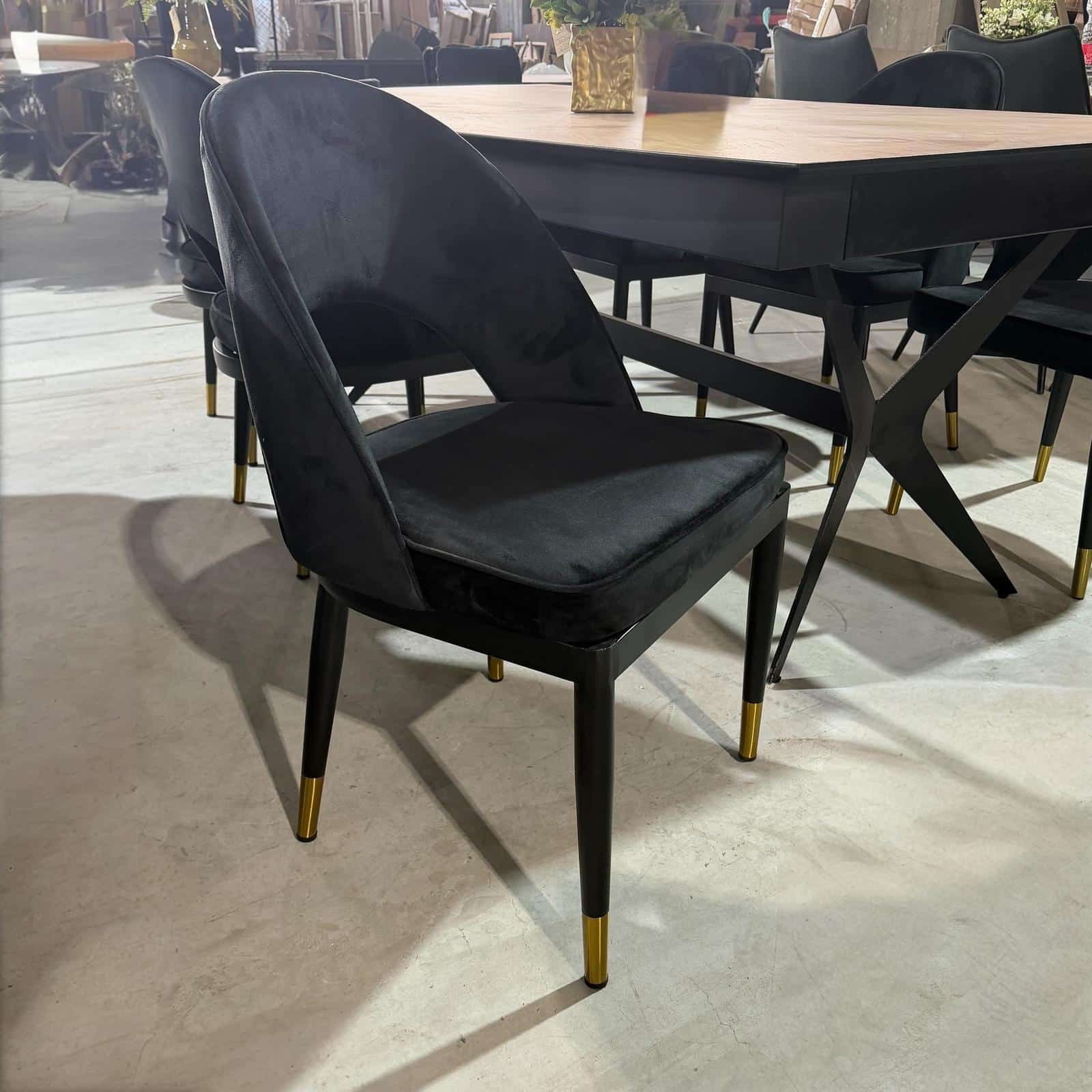 כסא מעוצב דגם מירל קטיפה שחור חיסול אחרונים!