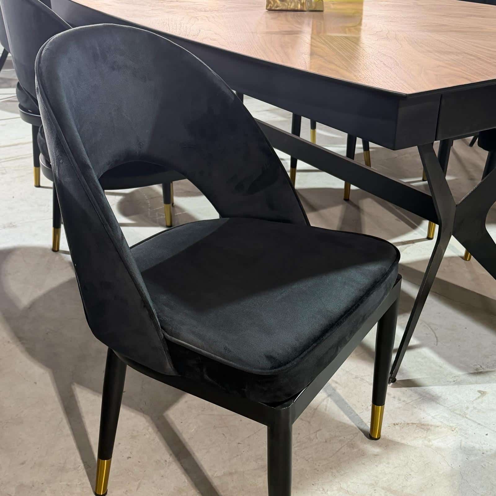 כסא מעוצב דגם מירל קטיפה שחור חיסול אחרונים!